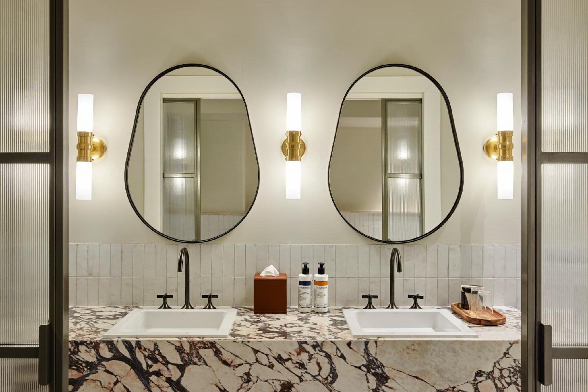 Deluxe Suite with Bathtub