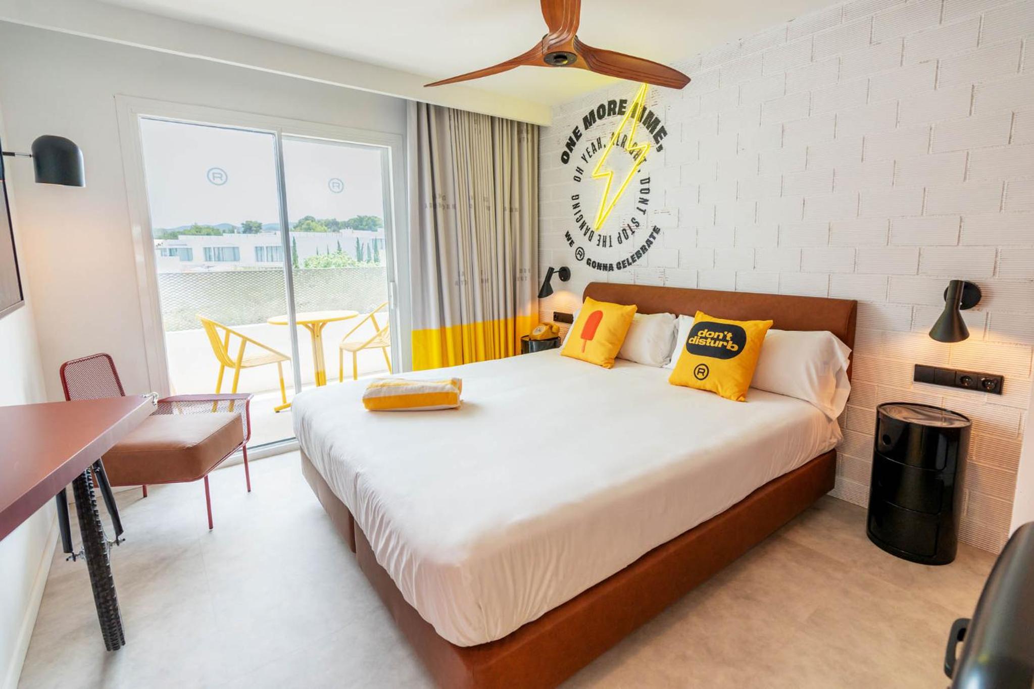 Superior Room with Side Sea View  - Photo 4