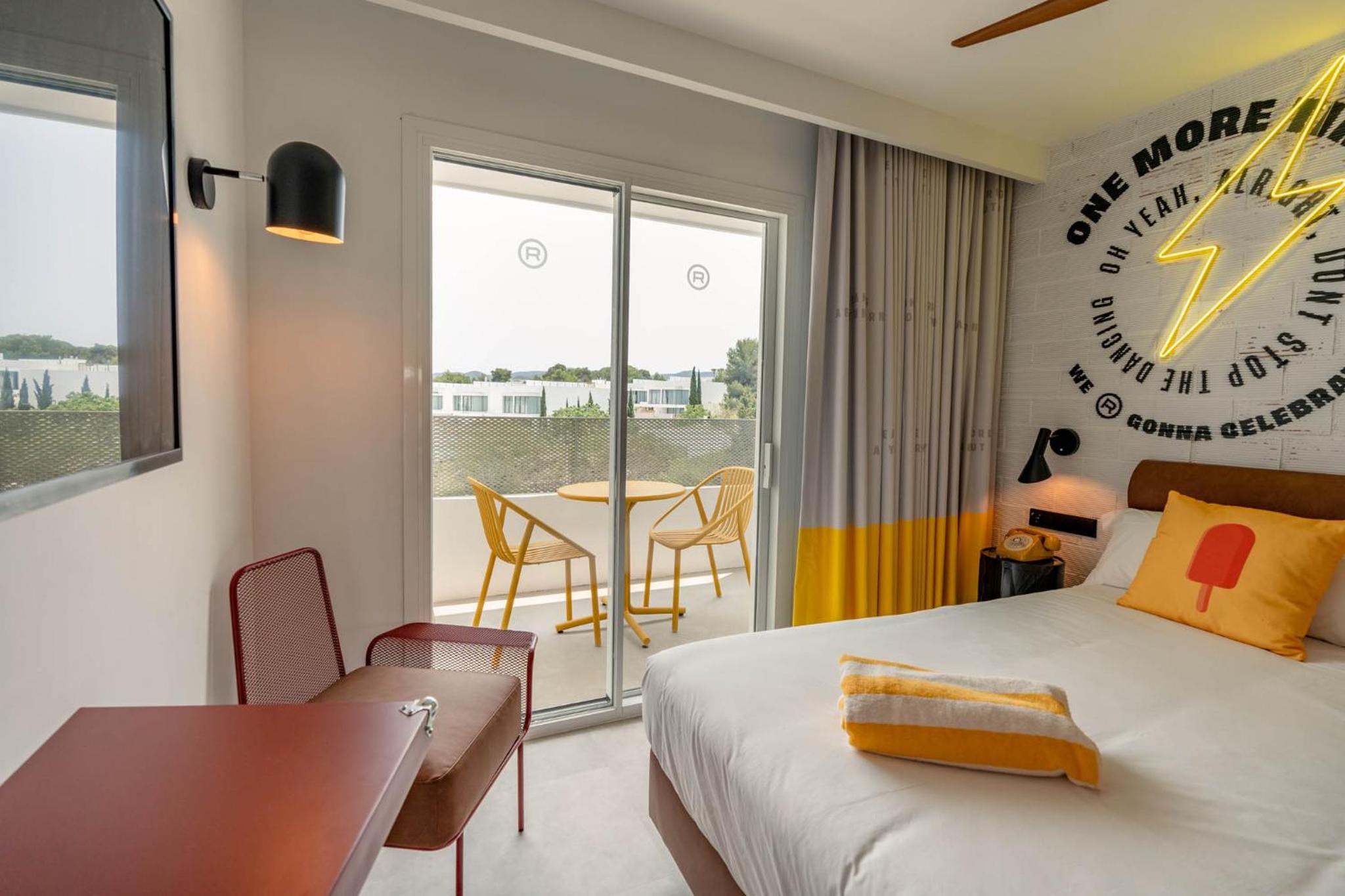 Superior Room with Side Sea View  - Photo 2