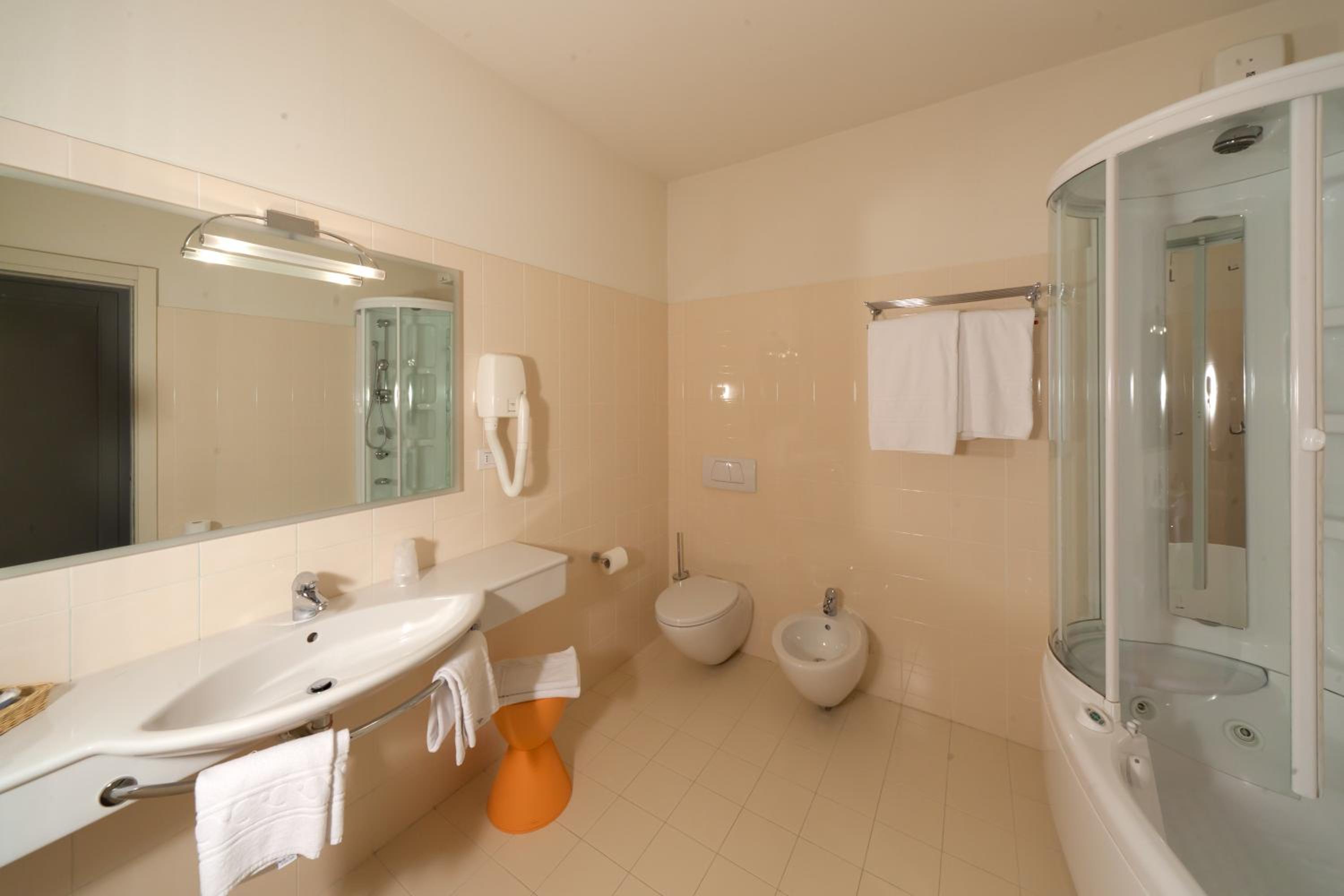 Junior Suite with Balcony - Photo 5