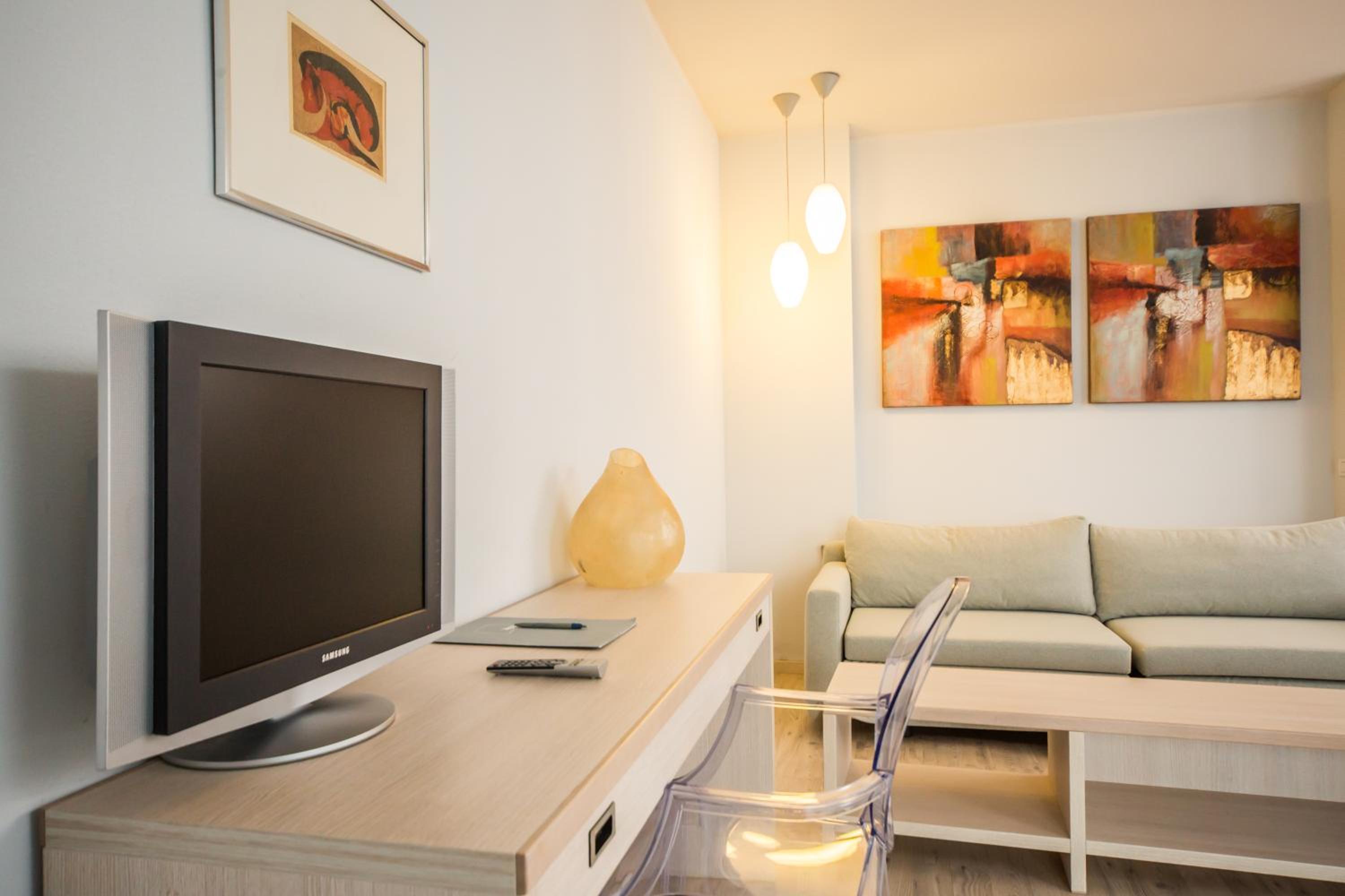Junior Suite with Balcony - Photo 13