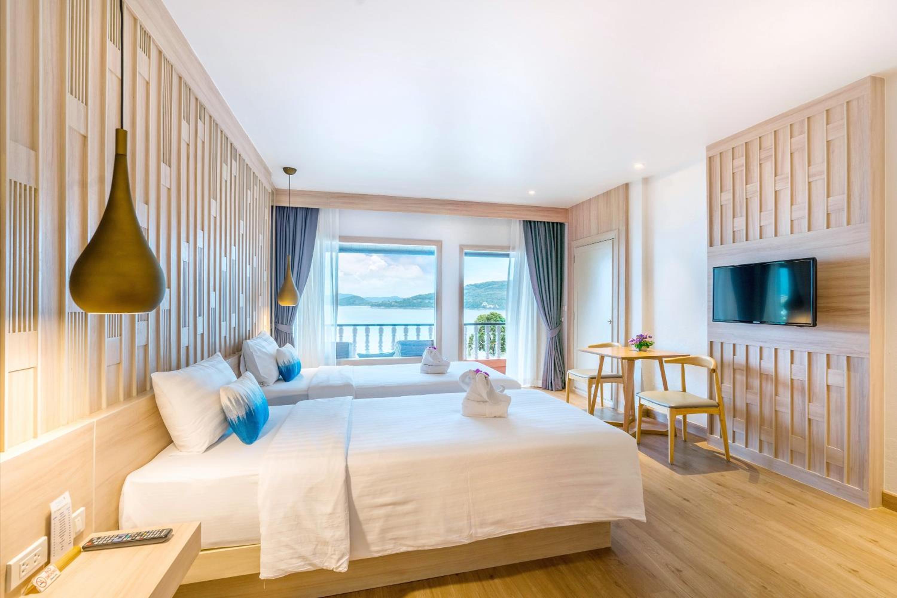 Deluxe Twin Room with Sea View - Photo 3