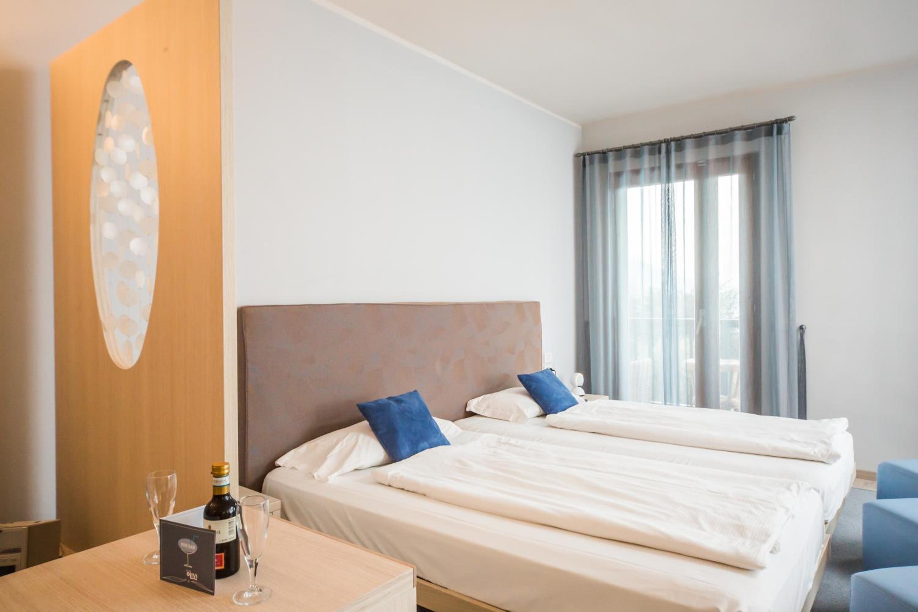 Junior Suite with Balcony - Photo 12