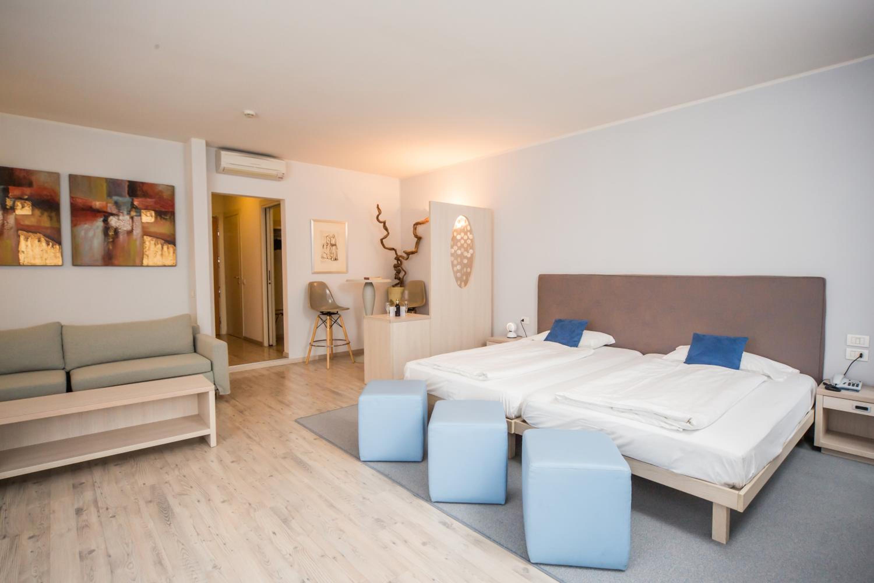 Junior Suite with Balcony - Photo 11