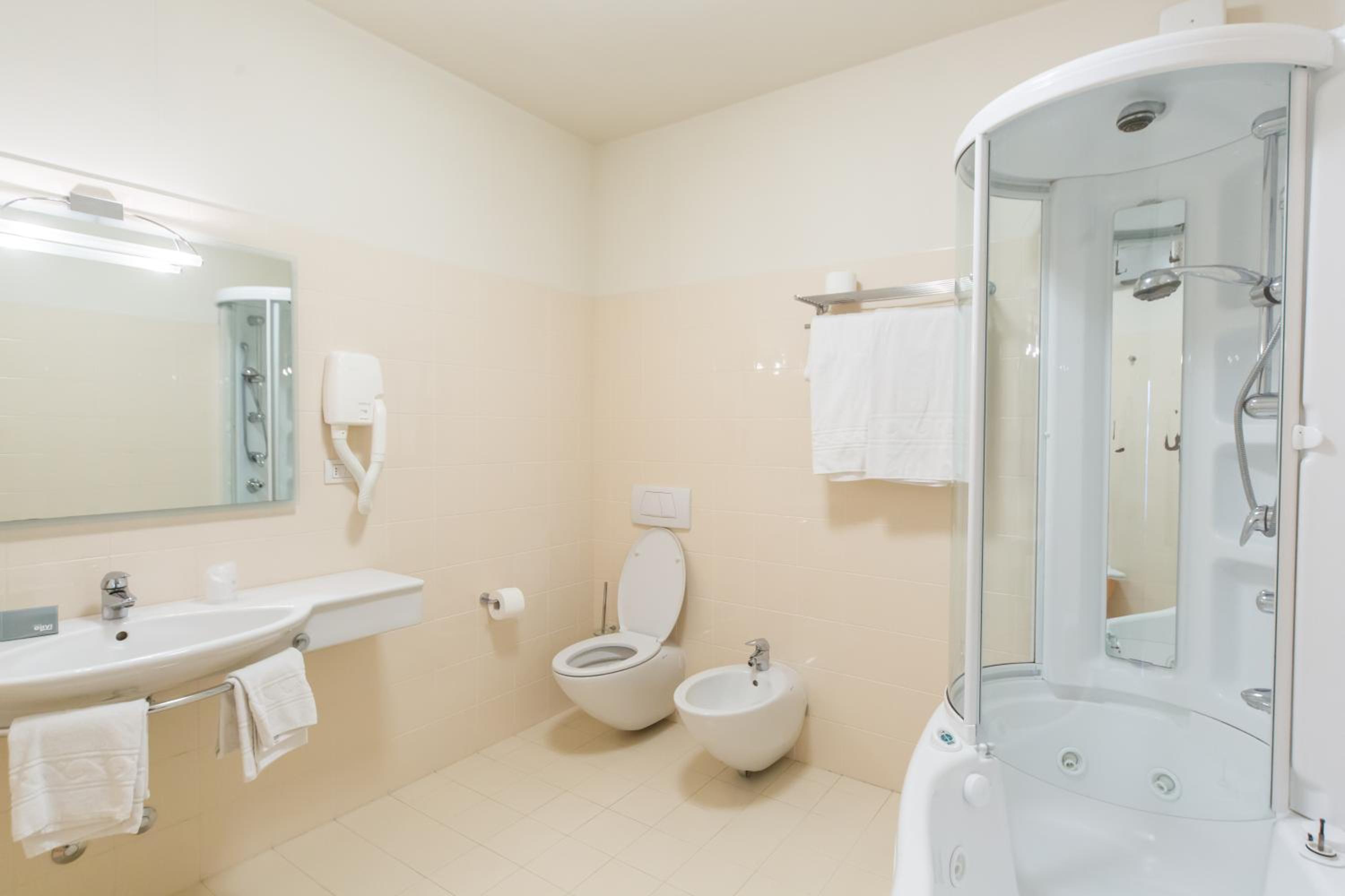 Junior Suite with Balcony - Photo 4