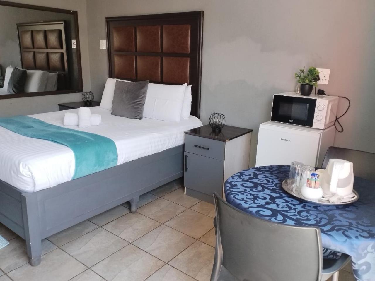 Deluxe Queen Room - Photo 8