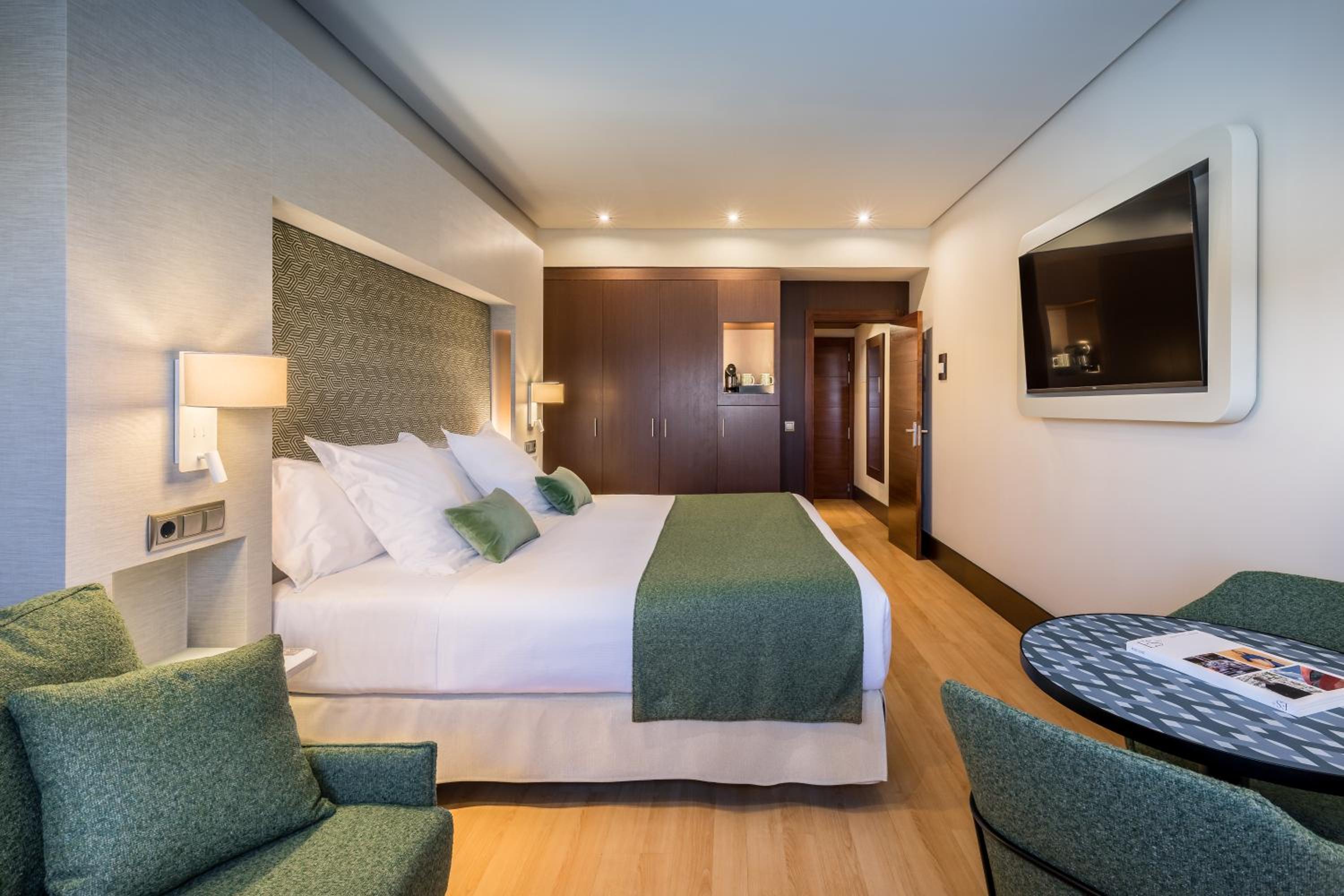 Deluxe Room with a View - Photo 3