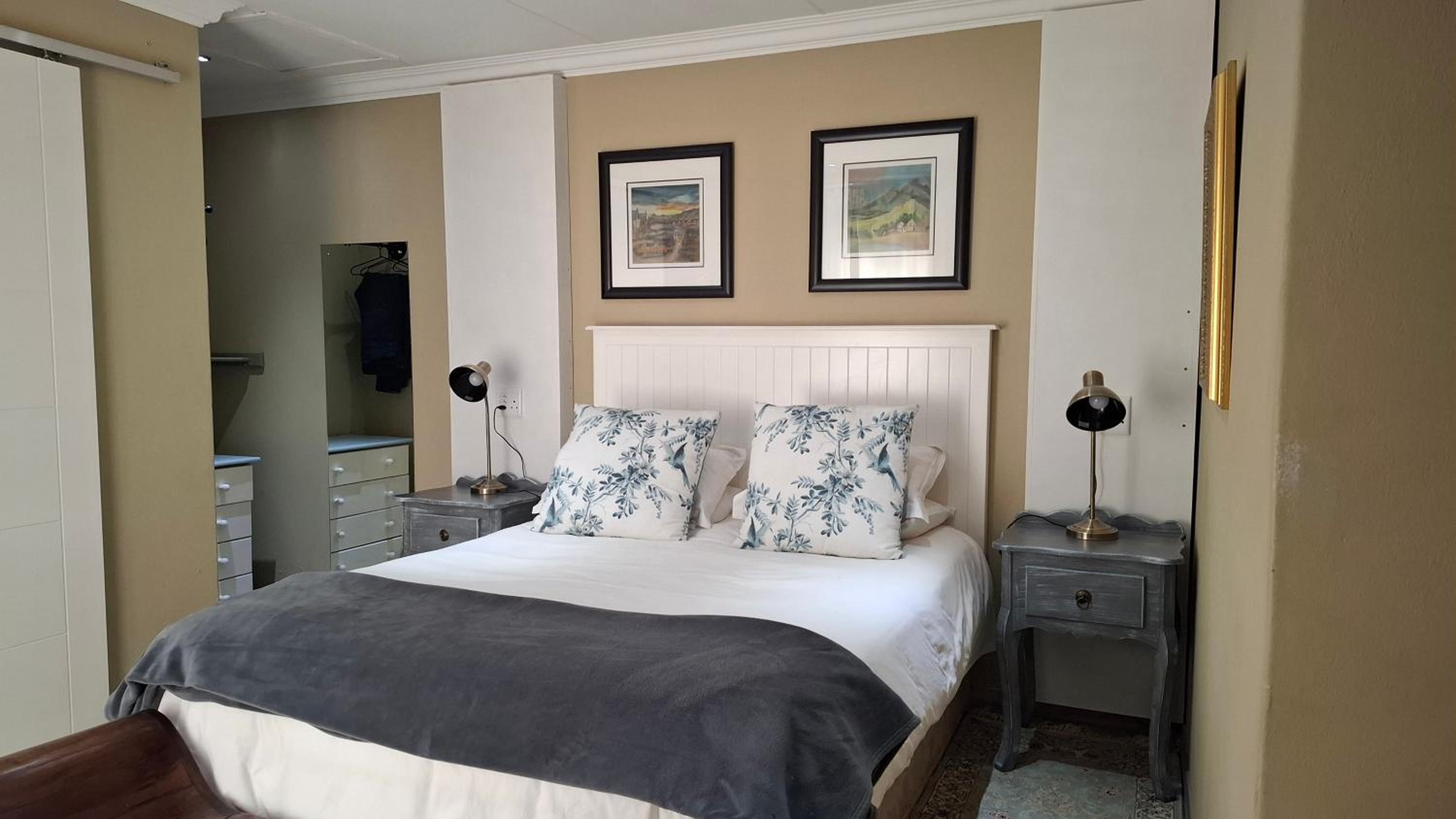 Queen Room with Pool View - Photo 1