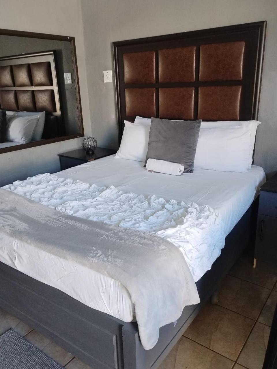 Deluxe Queen Room - Photo 9