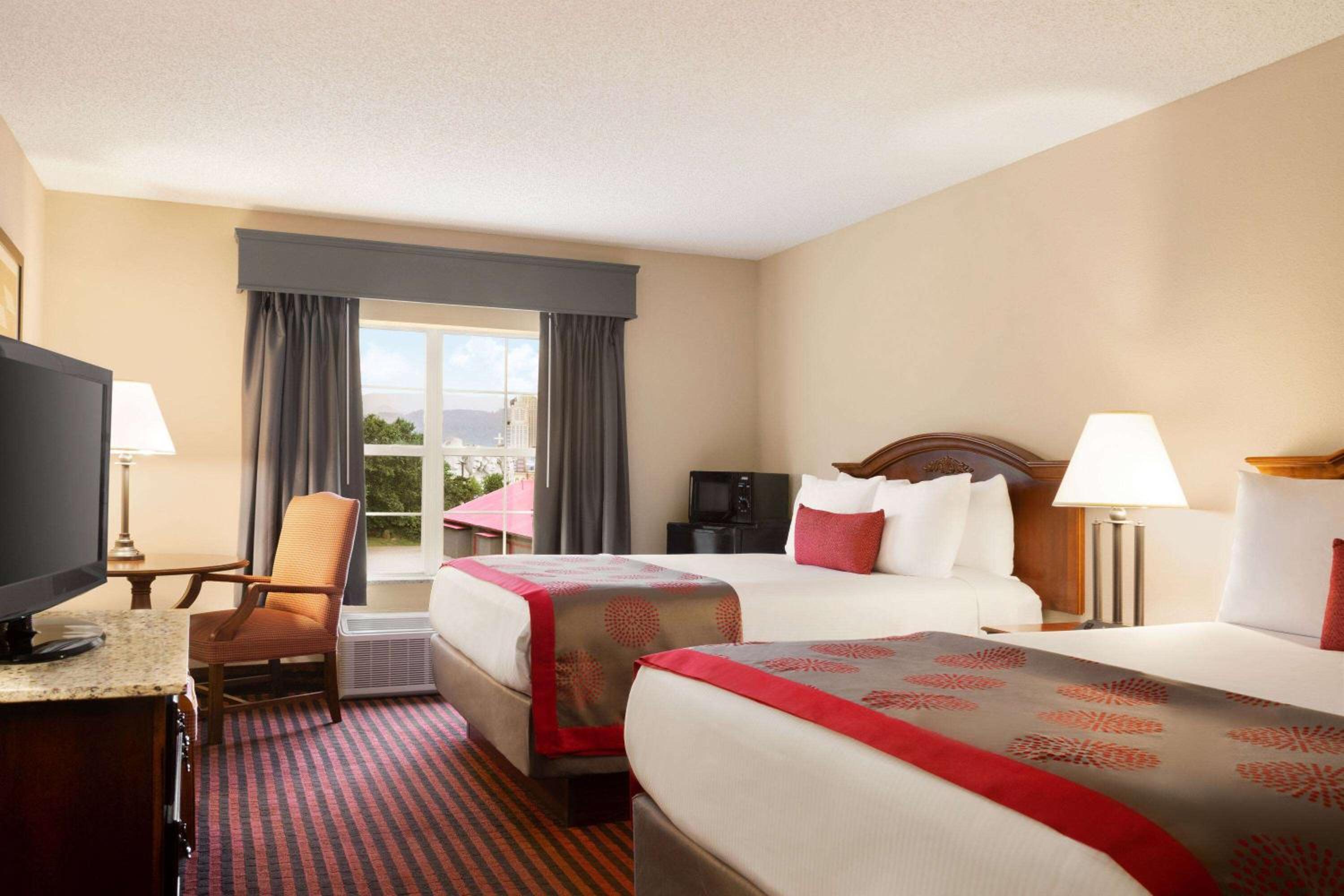 Queen Room with Two Queen Beds - Non Smoking photo 1