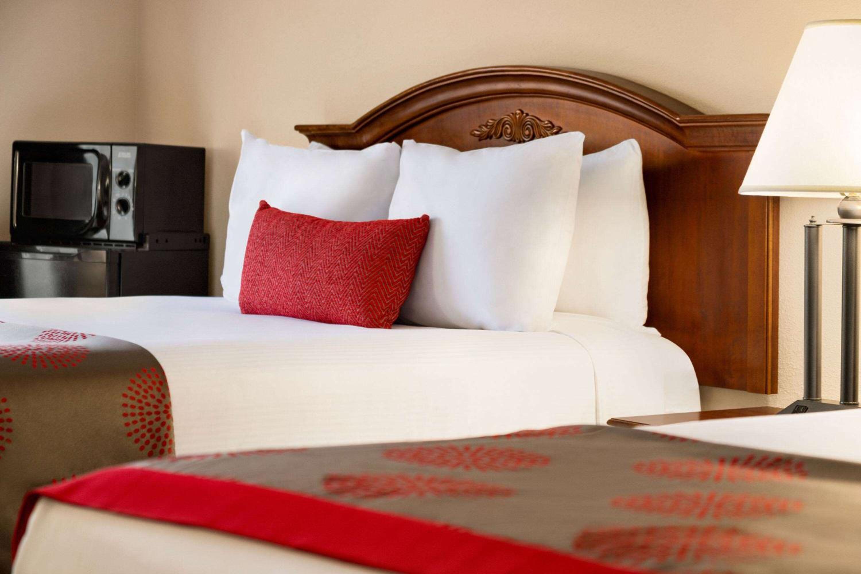 Queen Room with Two Queen Beds - Non Smoking photo 2