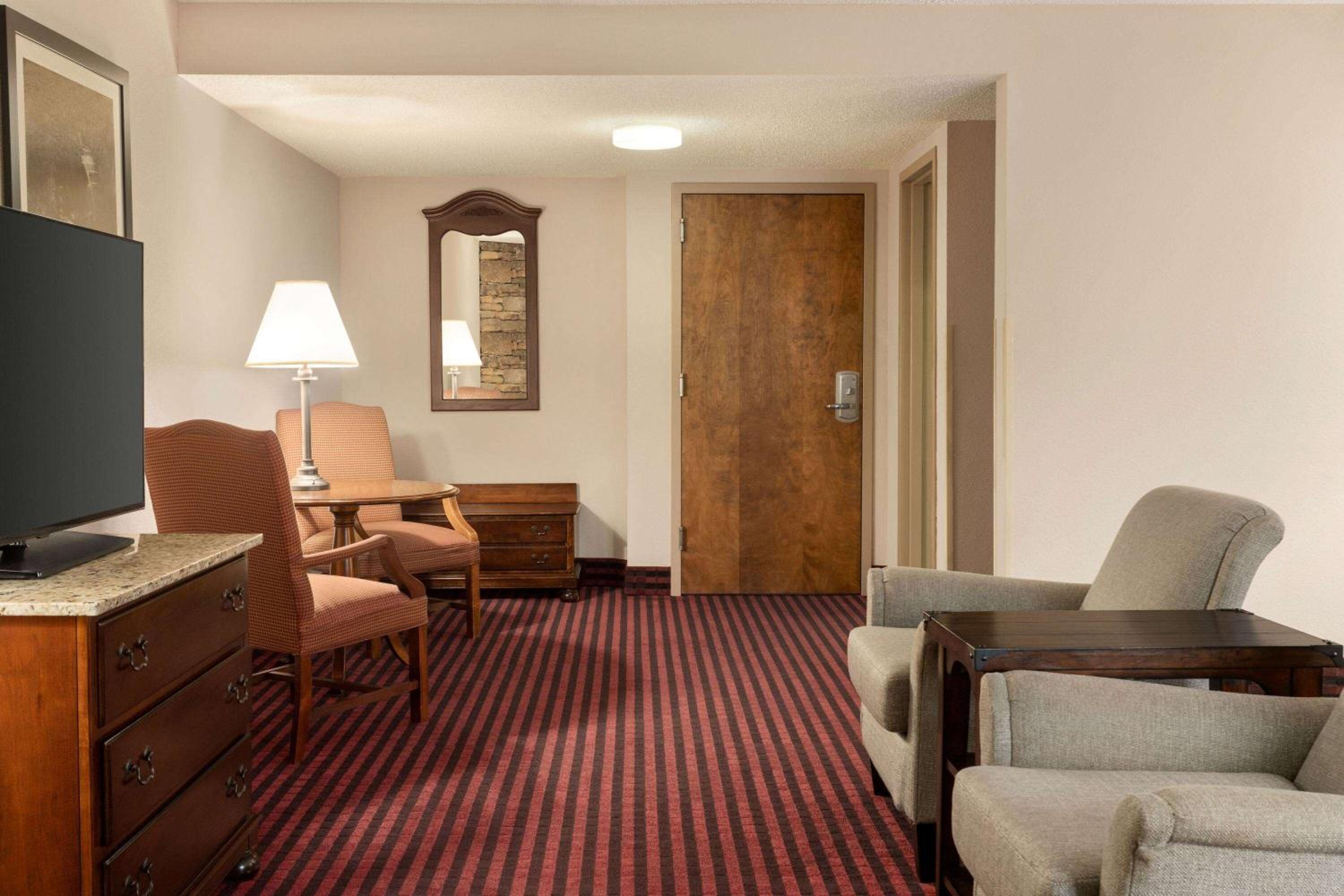 Suite with a King Bed and a Queen Bed - Non Smoking photo 1