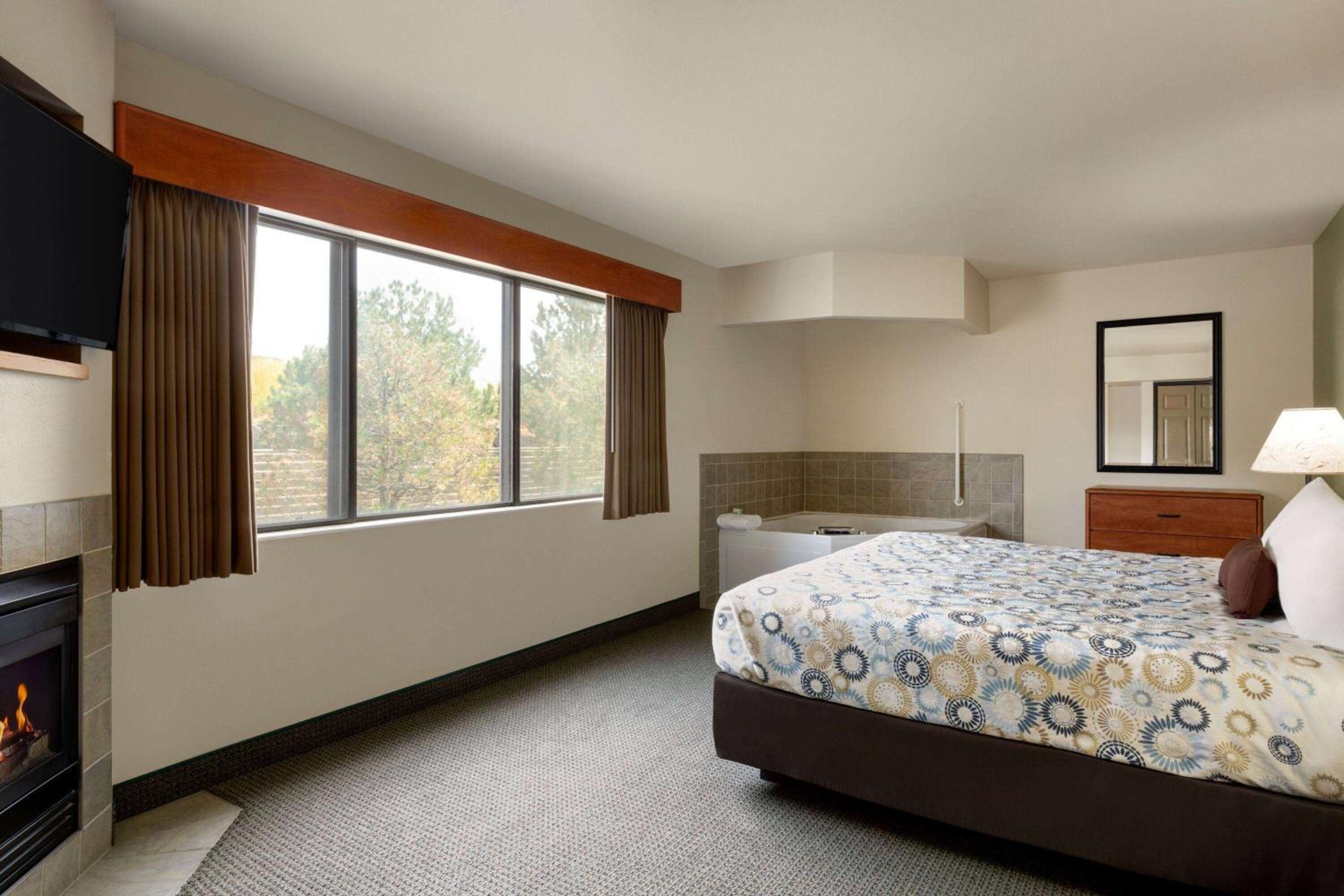 Deluxe One-Bedroom King Suite - Non-Smoking photo 1