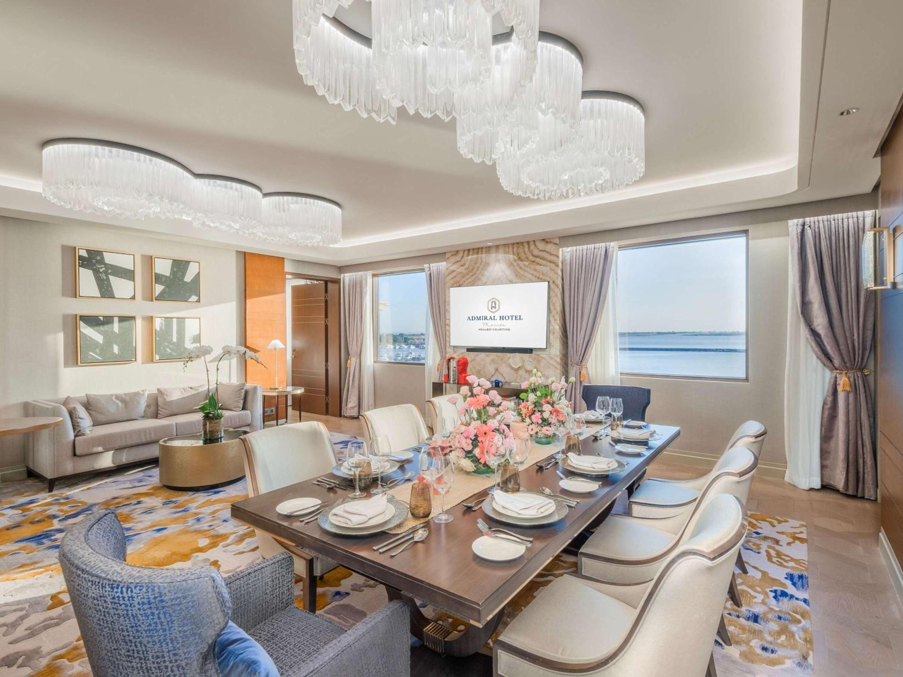 Presidential King Suite with Bay View and Club Lounge Access photo 3