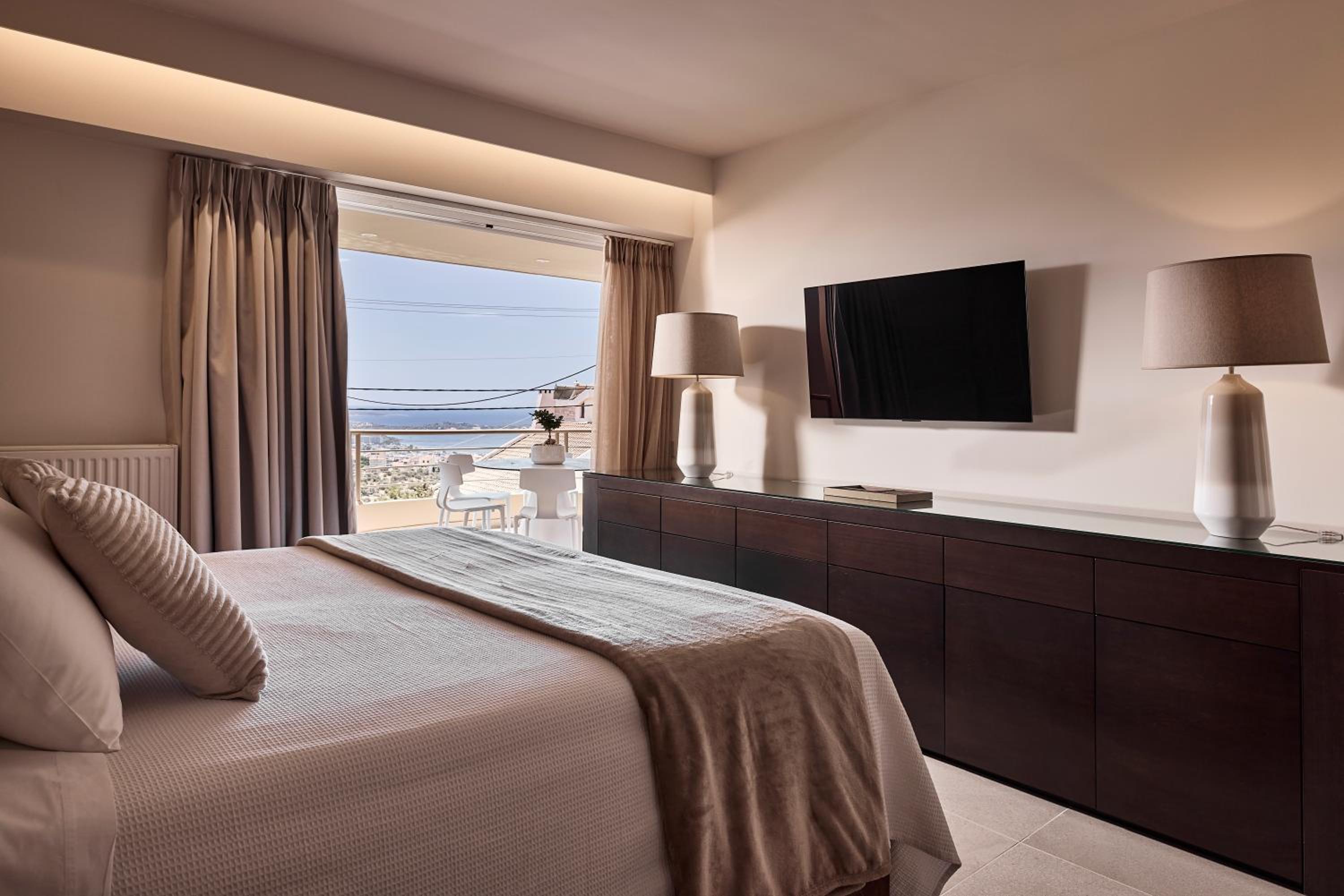 Three-Bedroom Apartment with Balcony (Camelia)