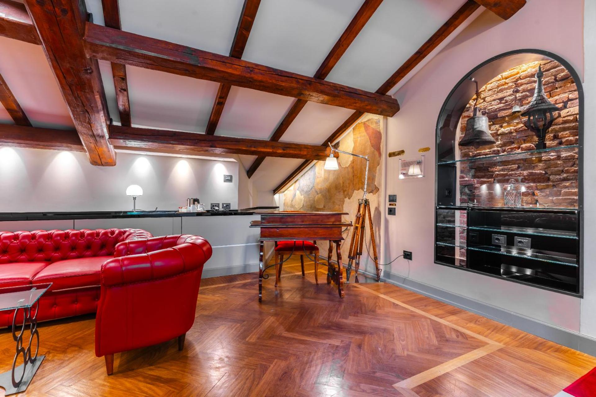 Suite - Photo 5