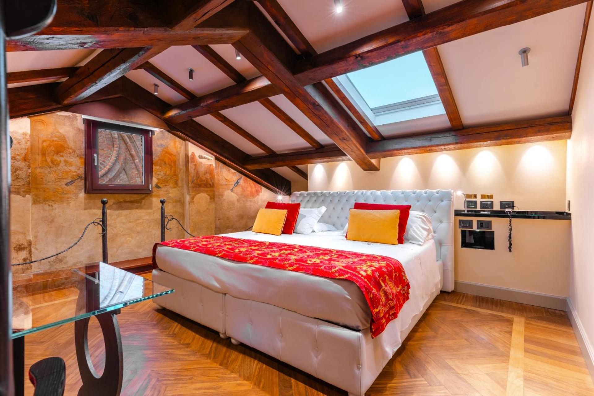 Suite - Photo 16