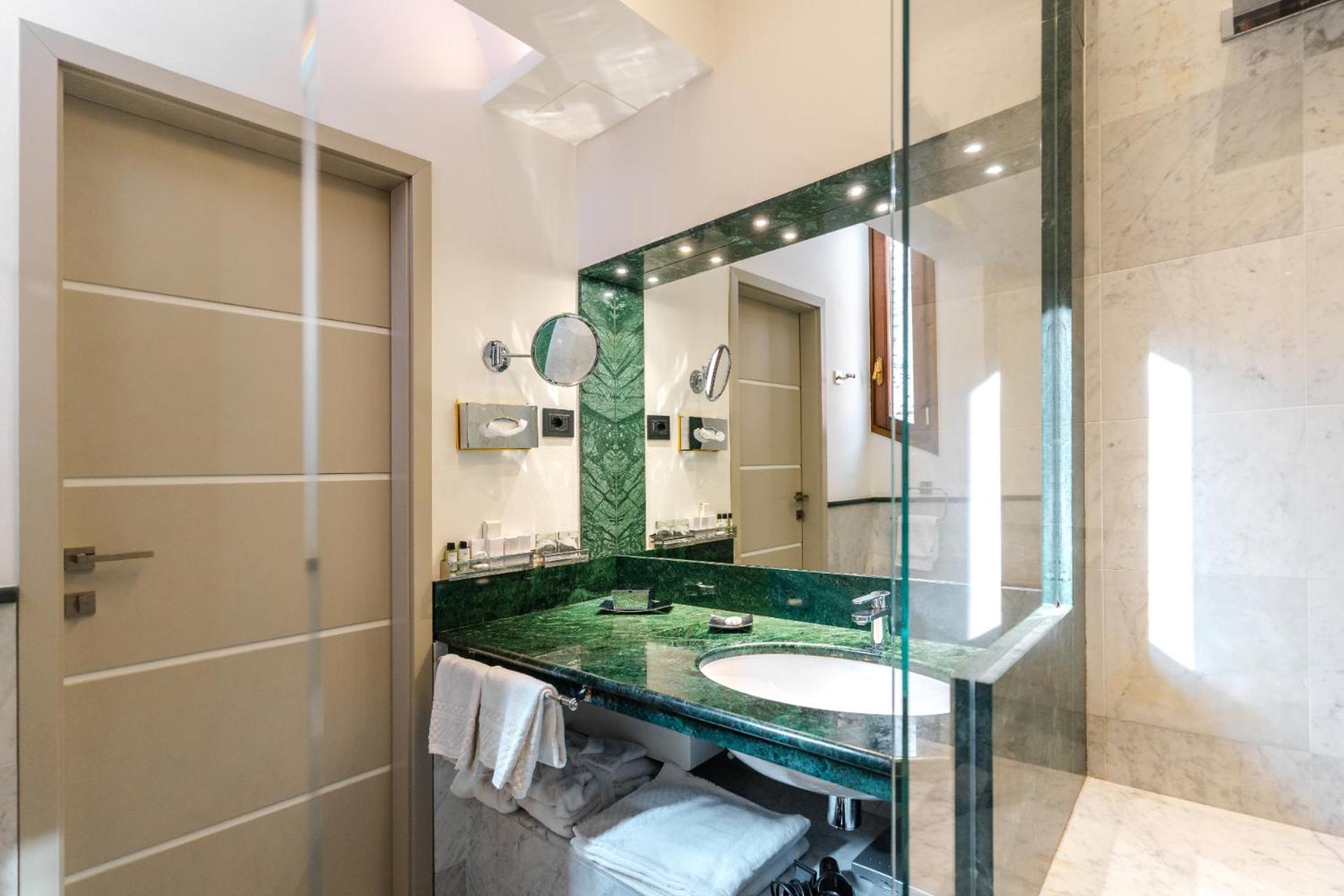 Suite - Photo 10
