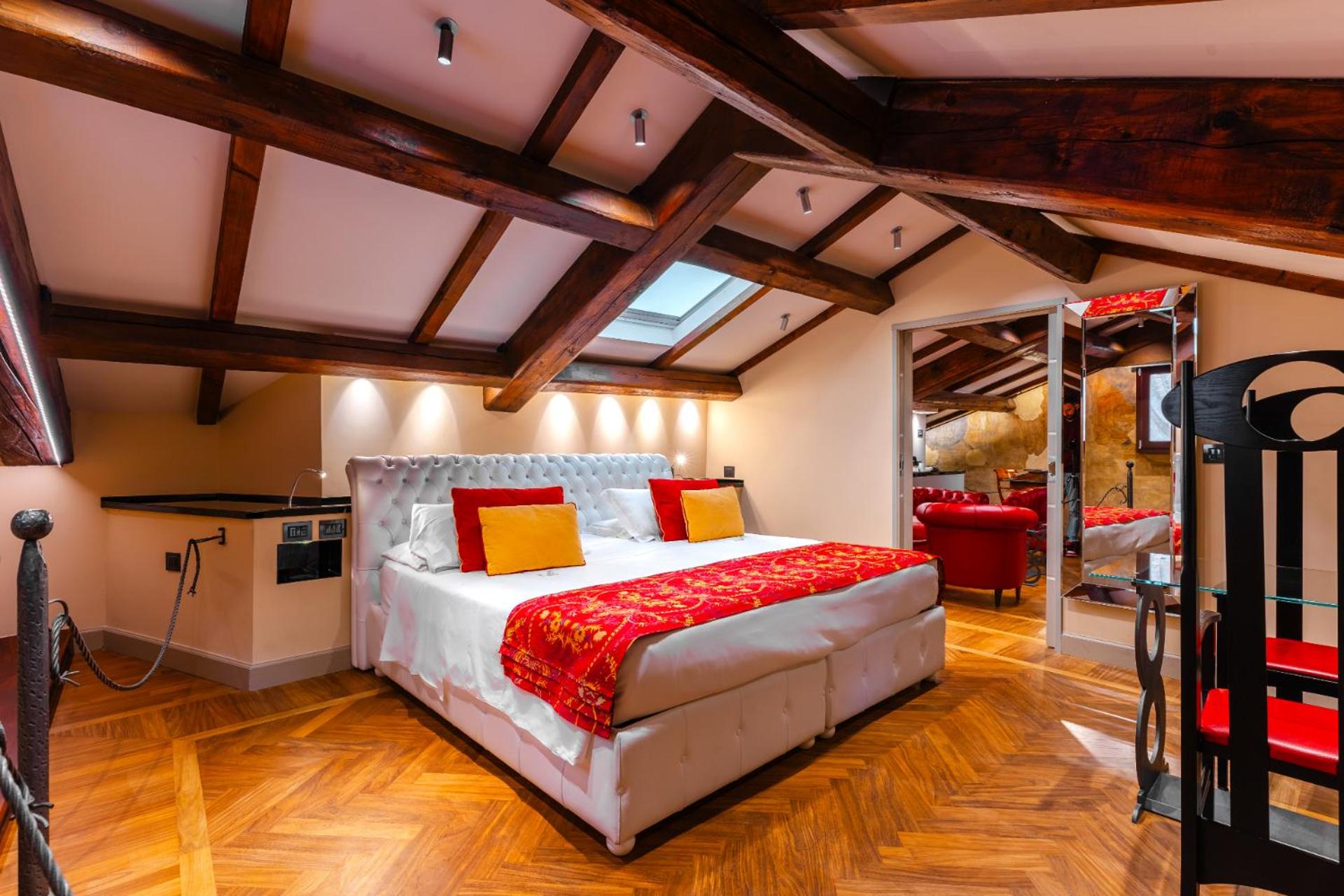 Suite - Photo 1