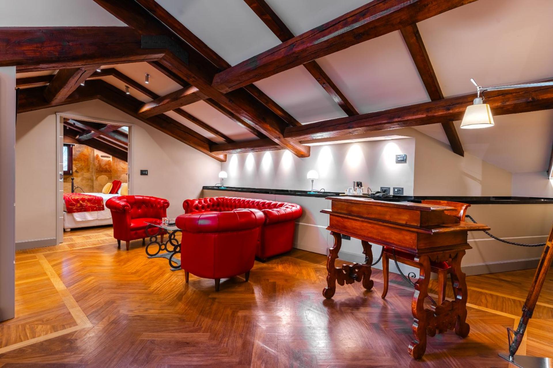 Suite - Photo 8