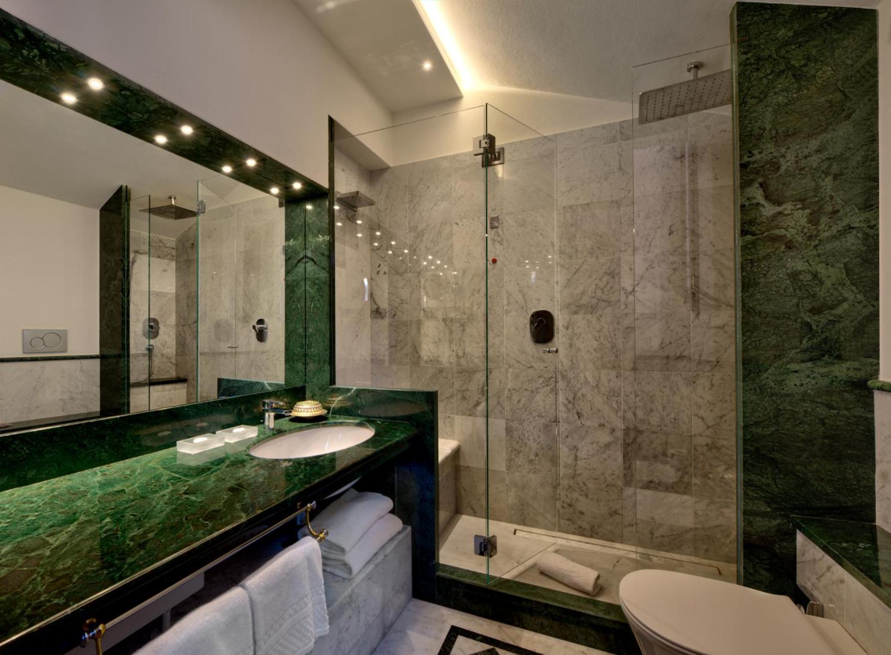 Suite - Photo 12