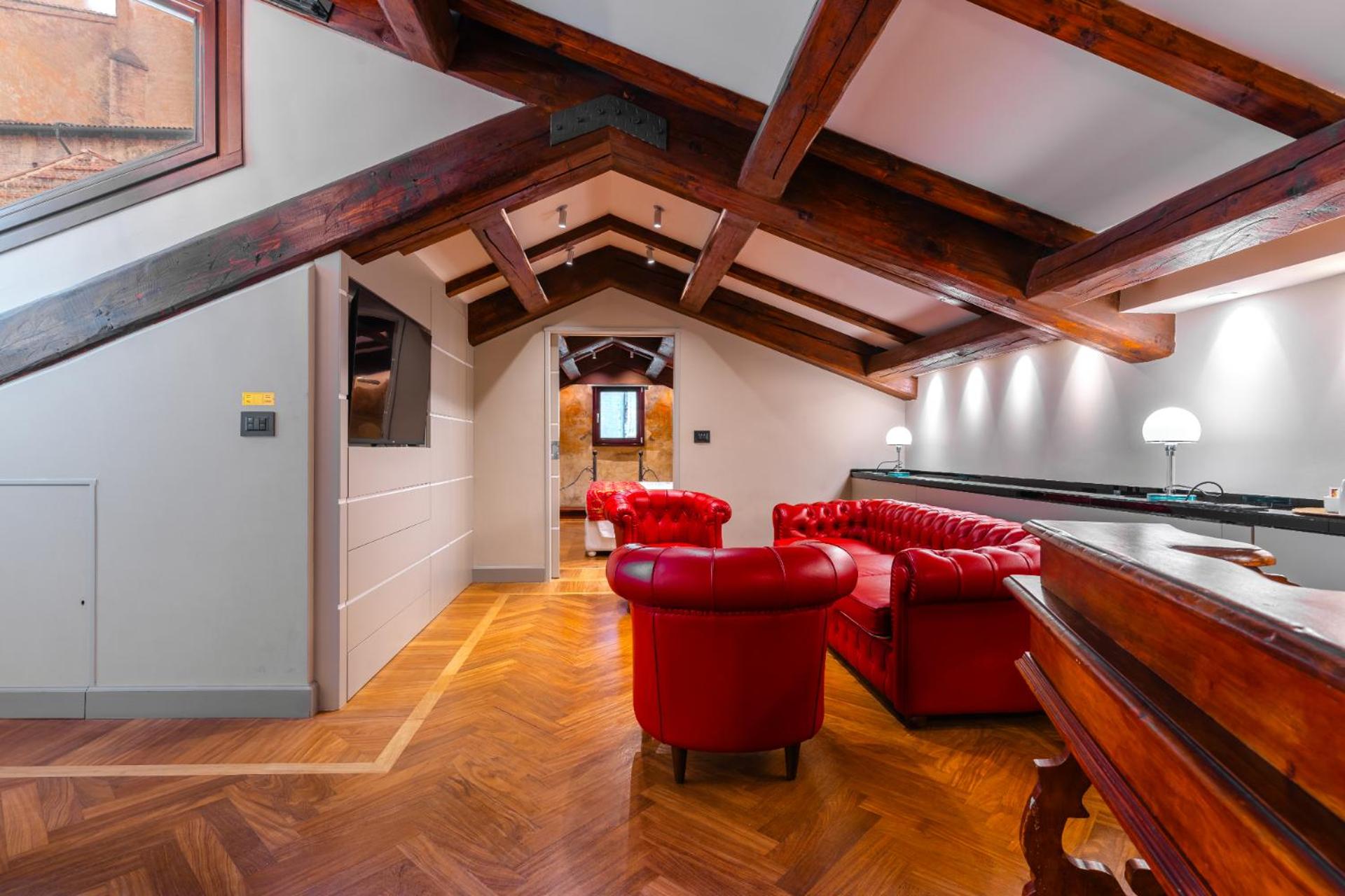 Suite - Photo 14