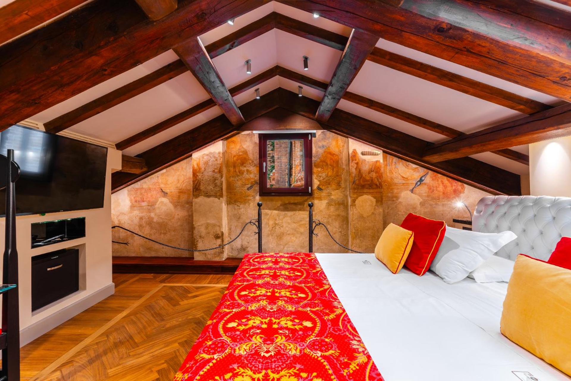 Suite - Photo 20