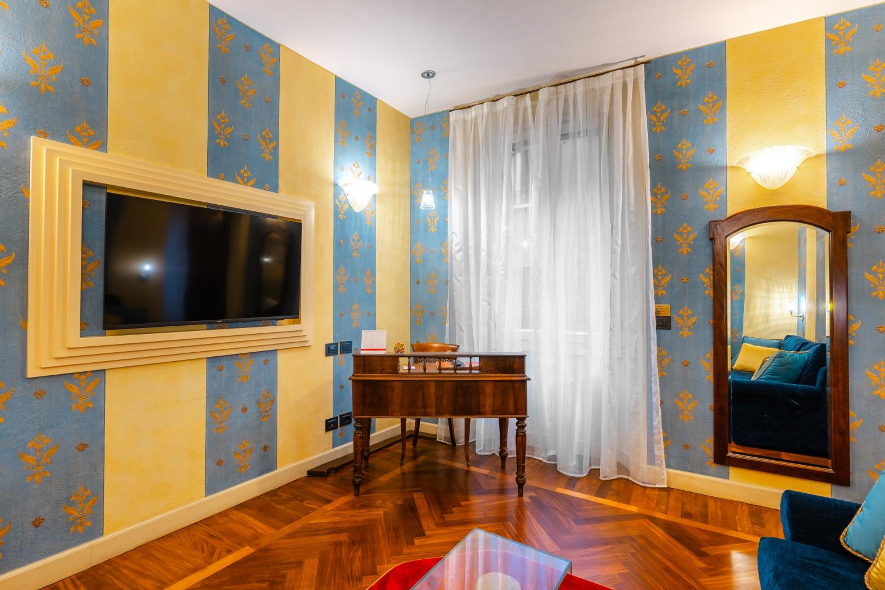 Suite - Photo 18