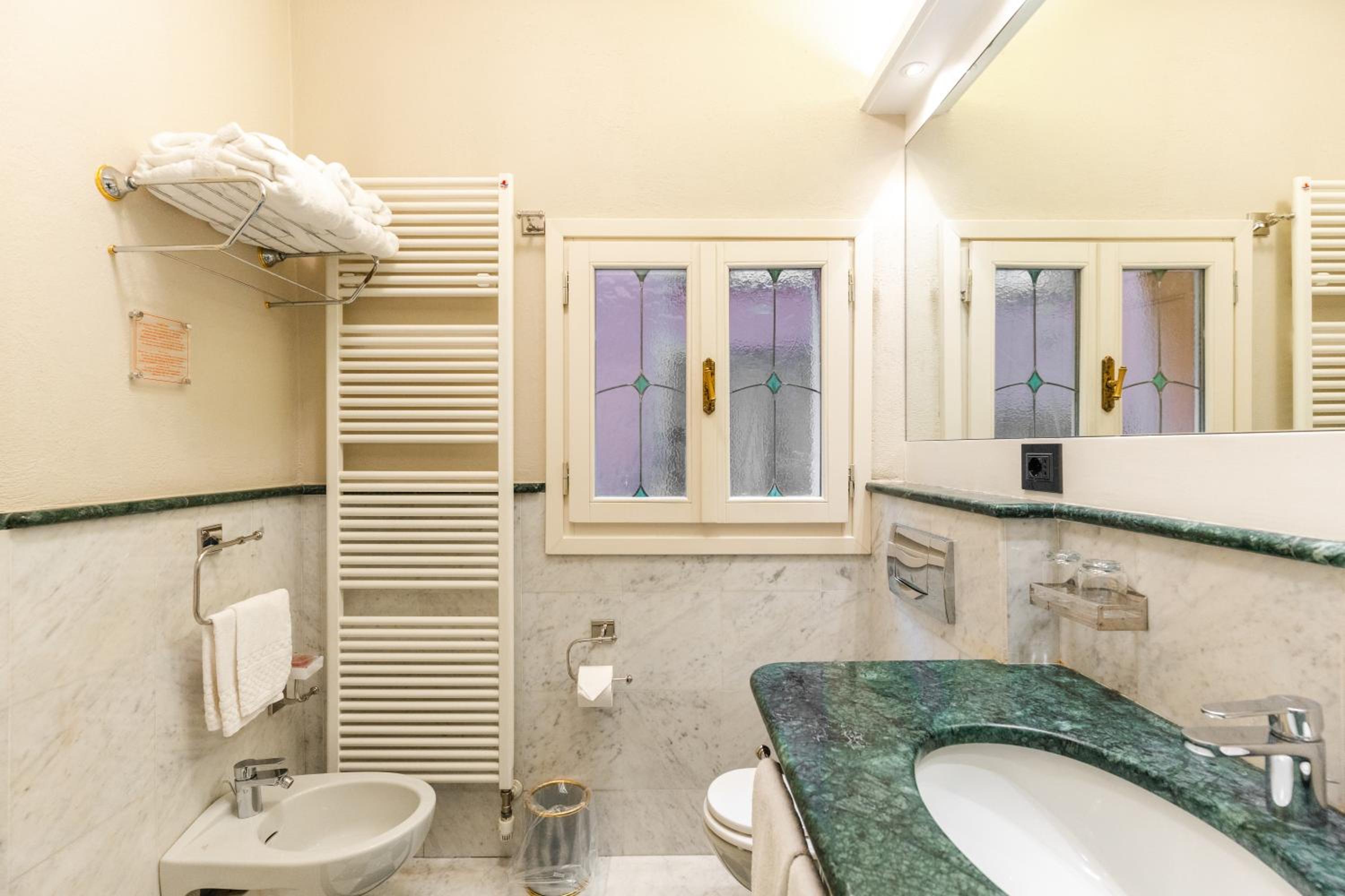 Suite - Photo 11