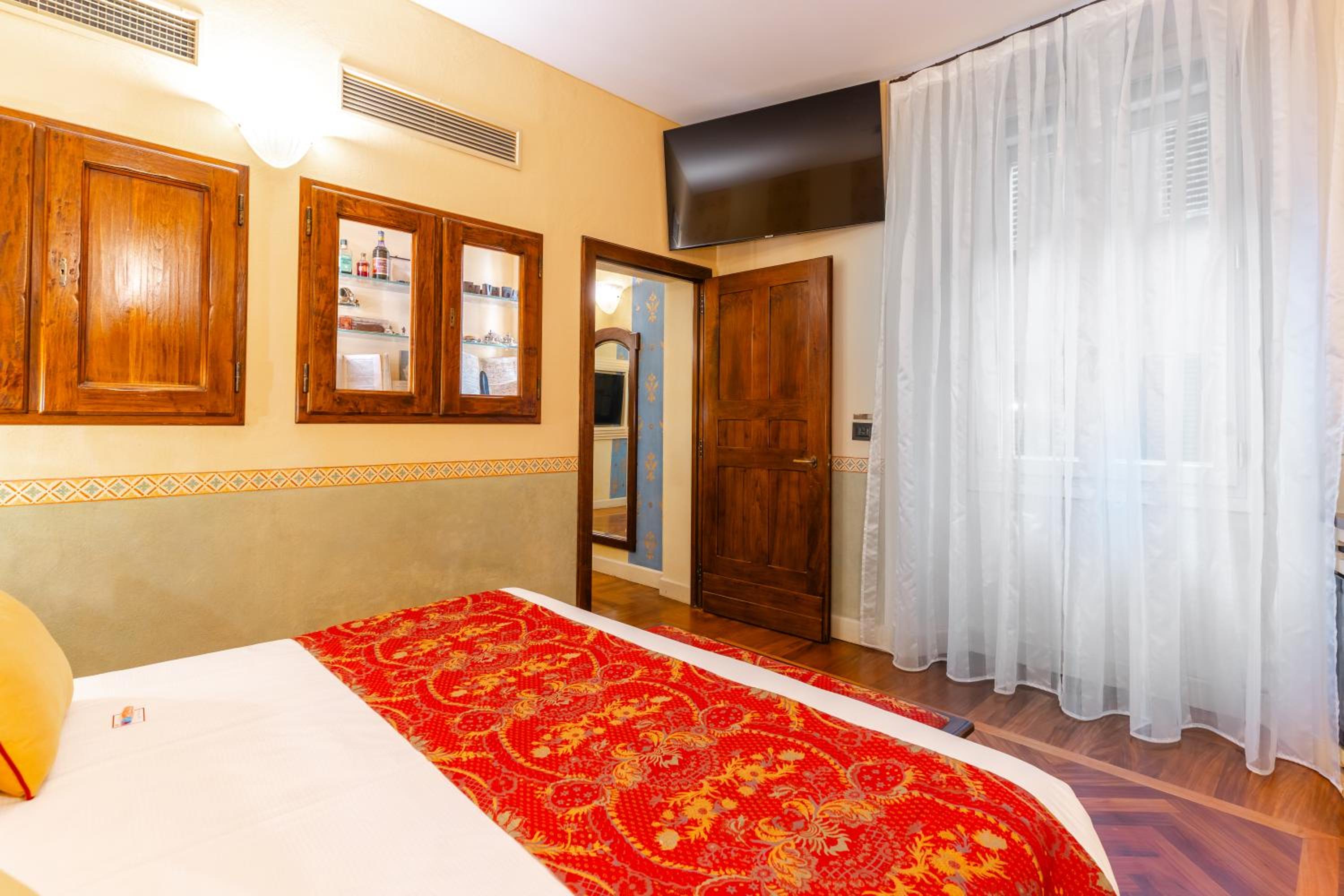 Suite - Photo 2