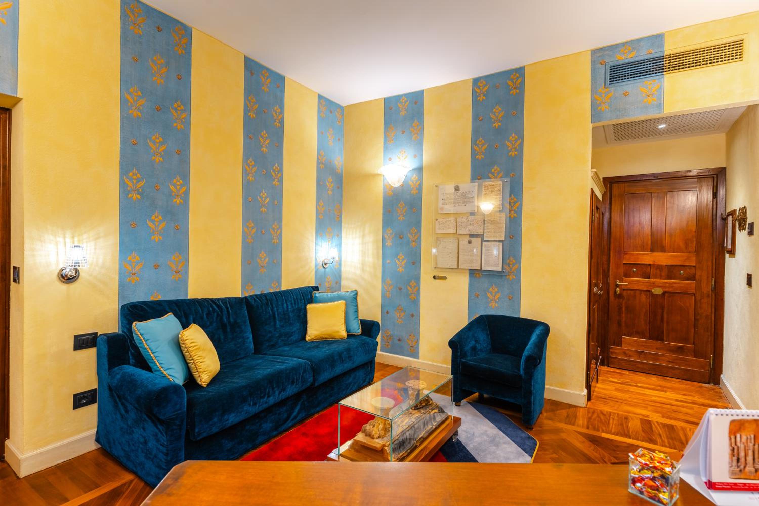 Suite - Photo 13