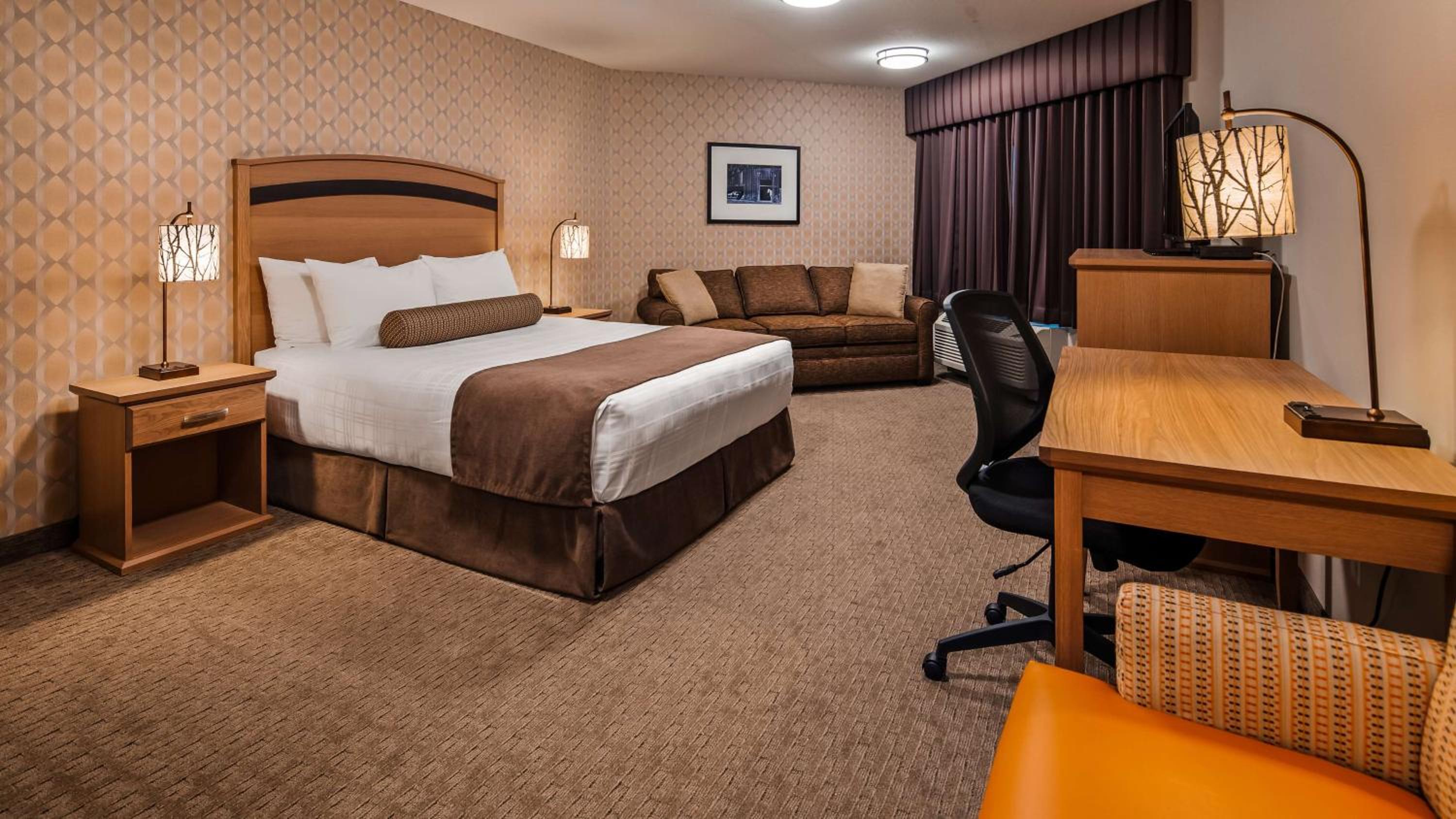 Queen Room with Sofa Bed and Walk-In Shower - Mobility Accessible/Non-Smoking photo 1
