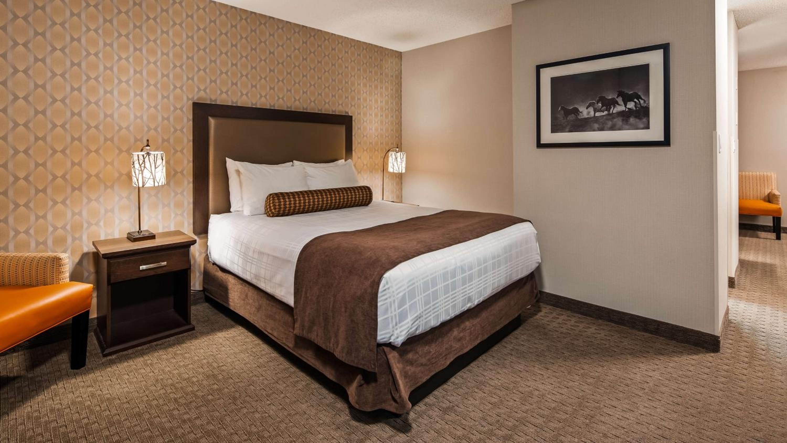 Partially Divided Two-Bedroom Queen Suite - Photo 2