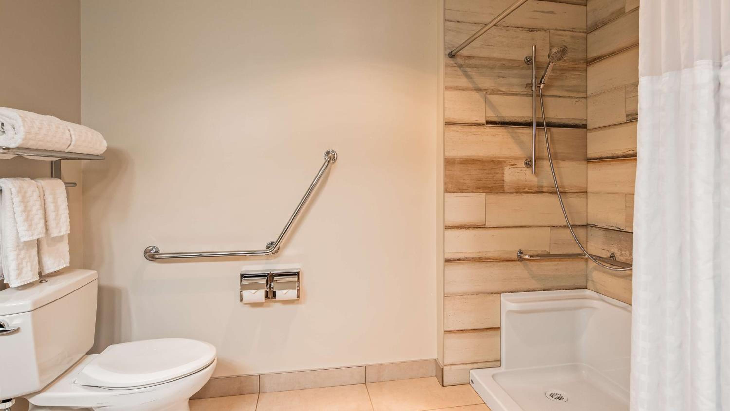 Queen Room with Sofa Bed and Walk-In Shower - Mobility Accessible/Non-Smoking photo 2