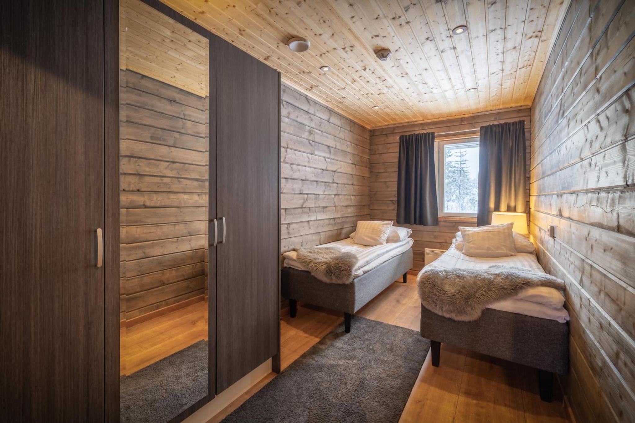 Four-Bedroom Villa with Lake View and Sauna photo 3