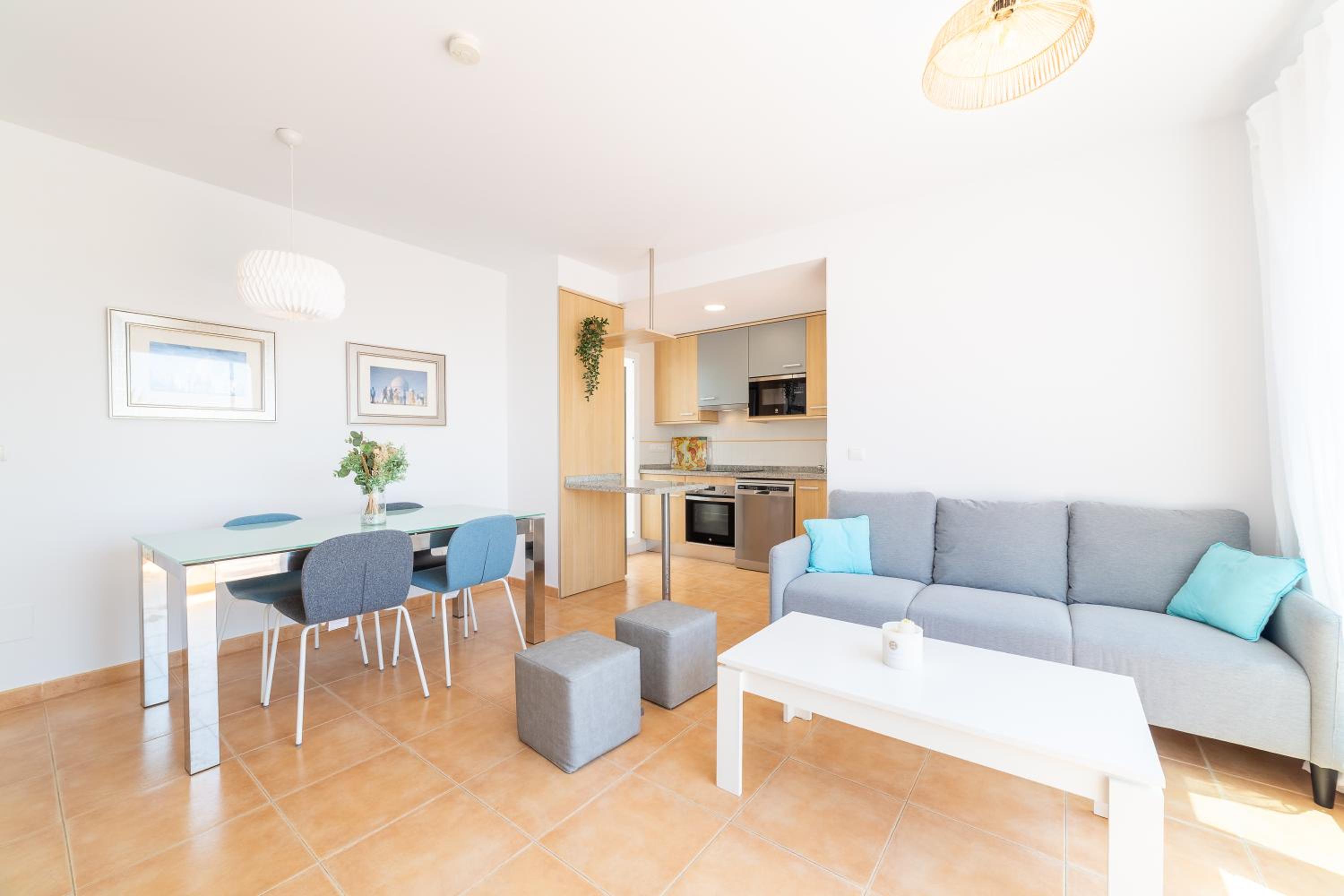 Apartamento de tres dormitorios con vista al agua