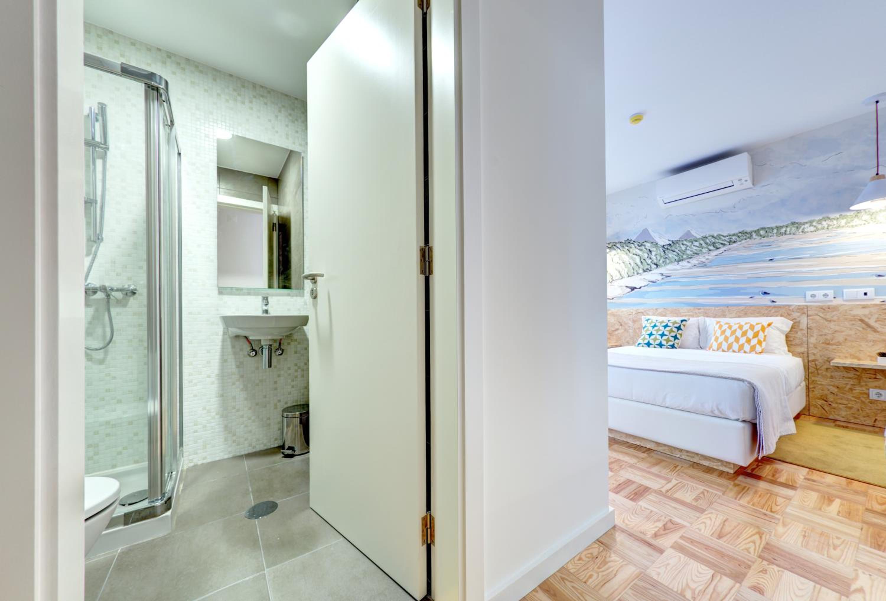 Double Room with Balcony - Photo 4