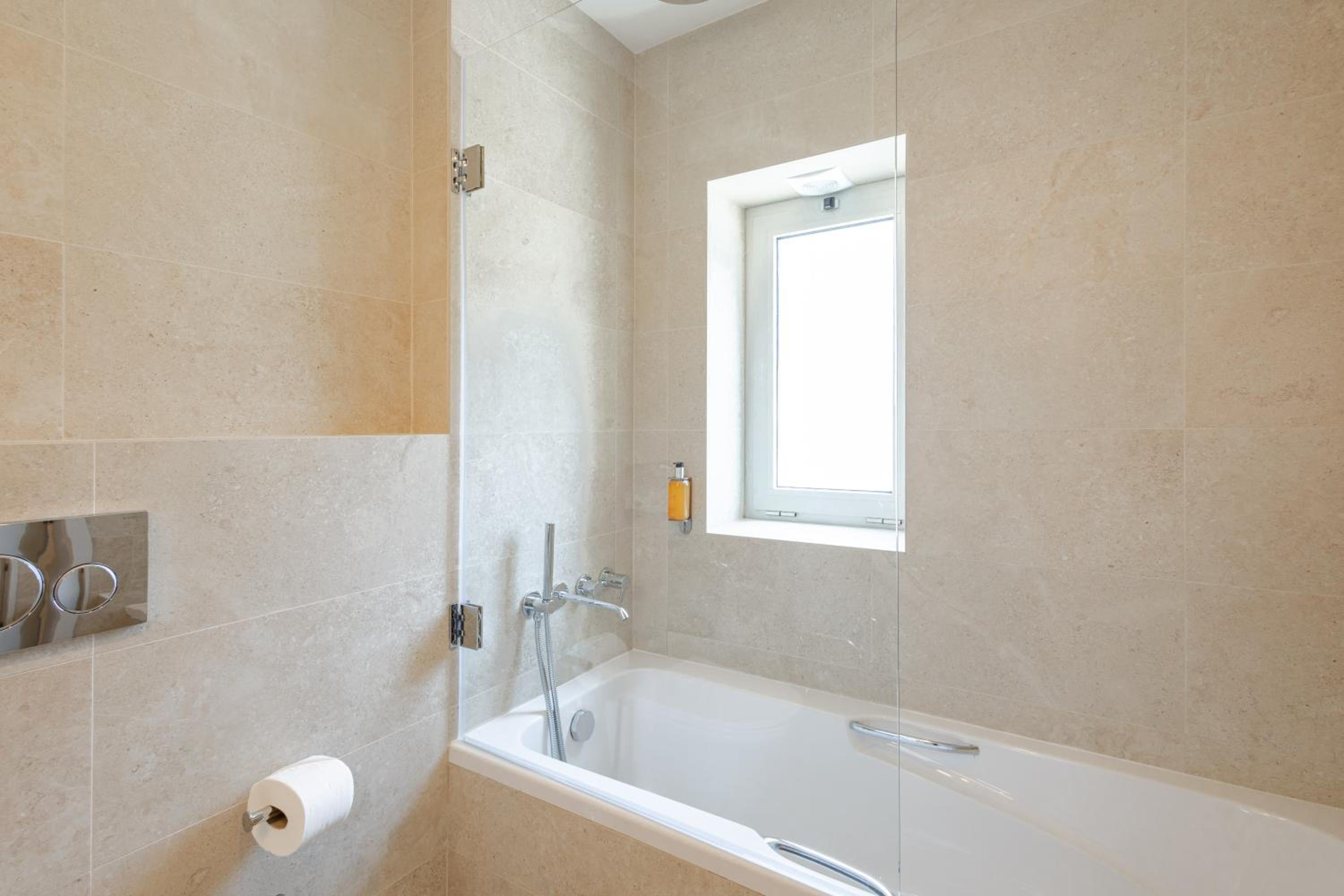 Suite - Photo 3