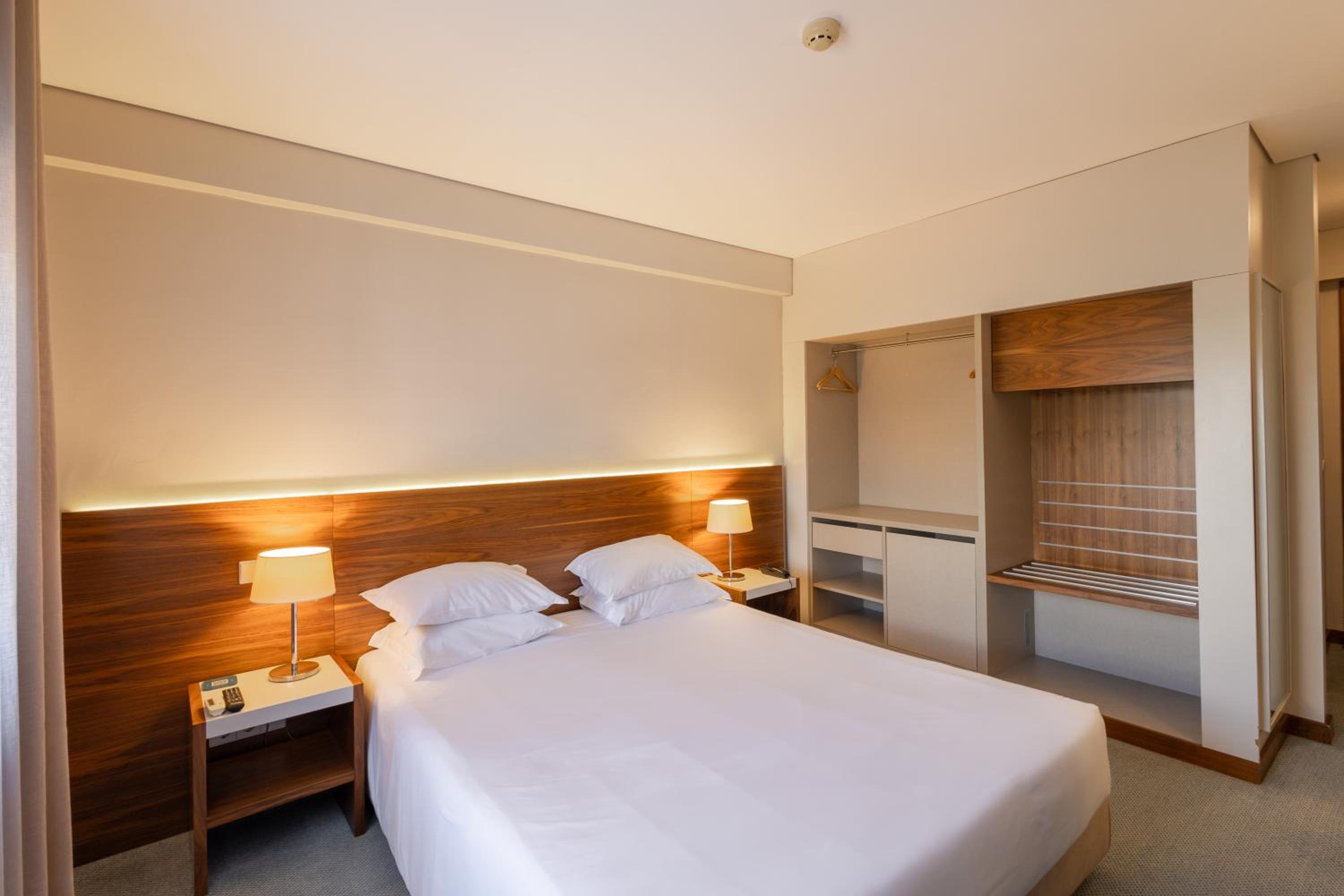 Double or Twin Room with City View - Photo 3