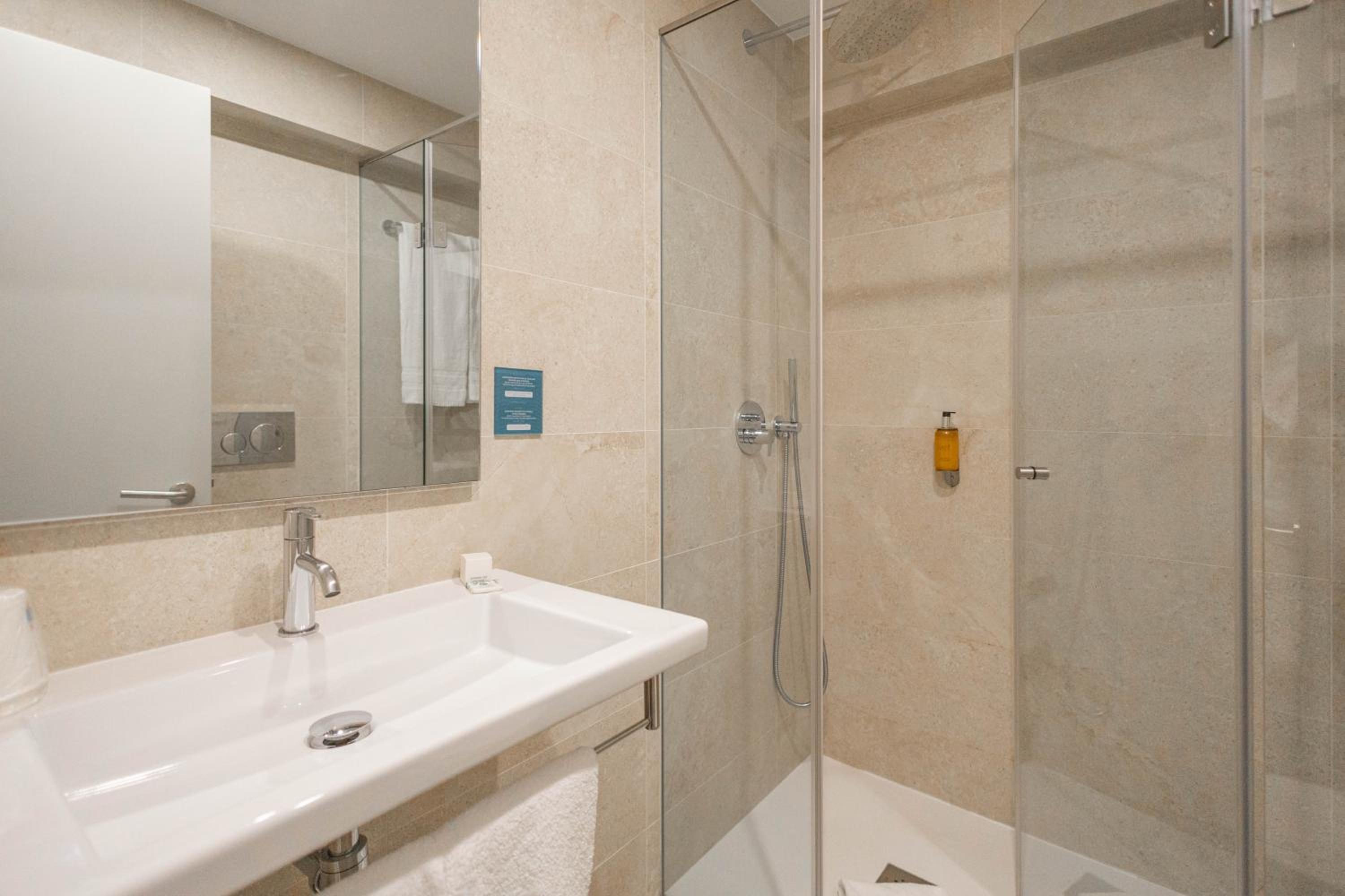 Double or Twin Room with City View - Photo 4