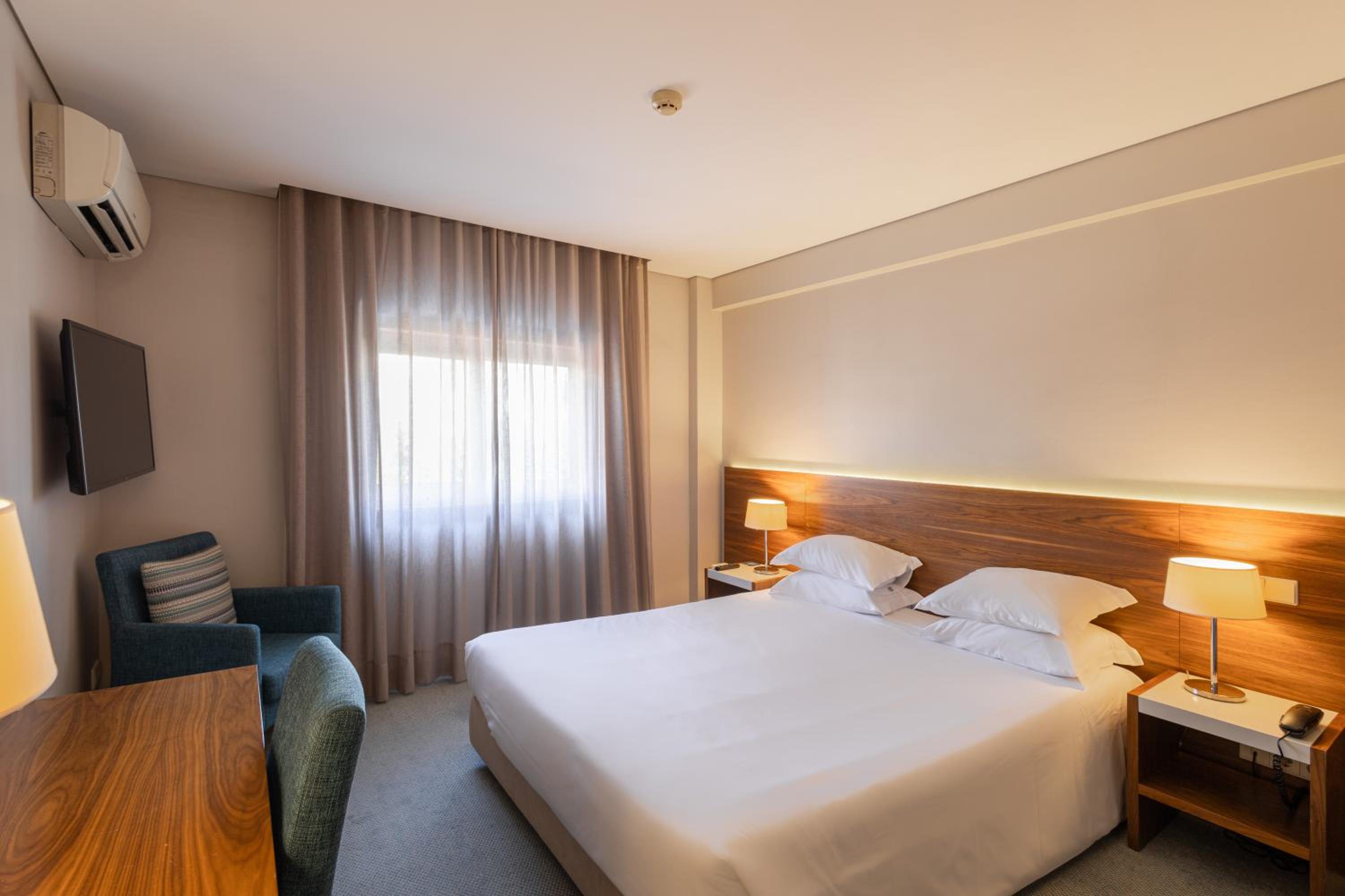 Double or Twin Room with City View - Photo 1