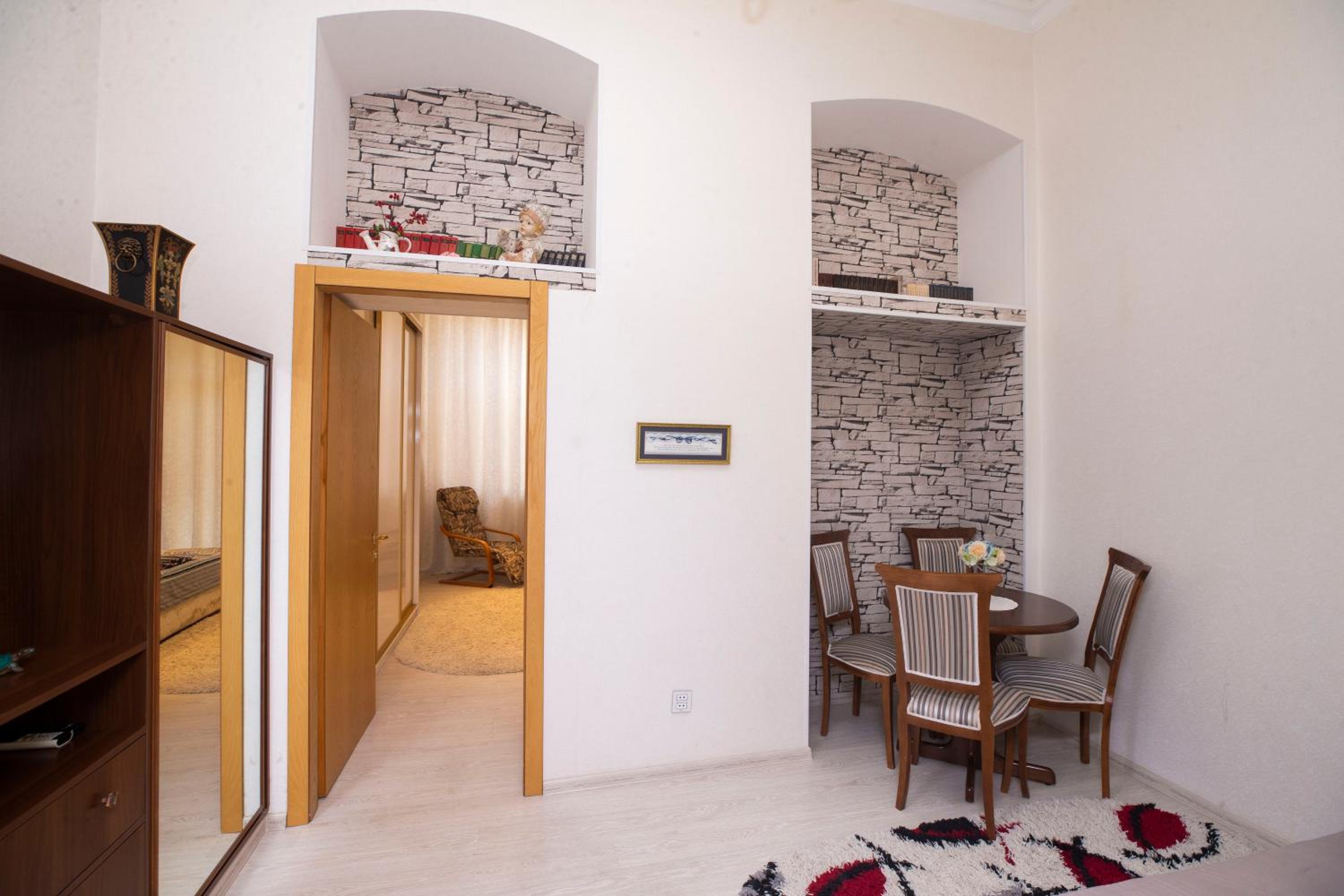 One-Bedroom Apartment photo 1