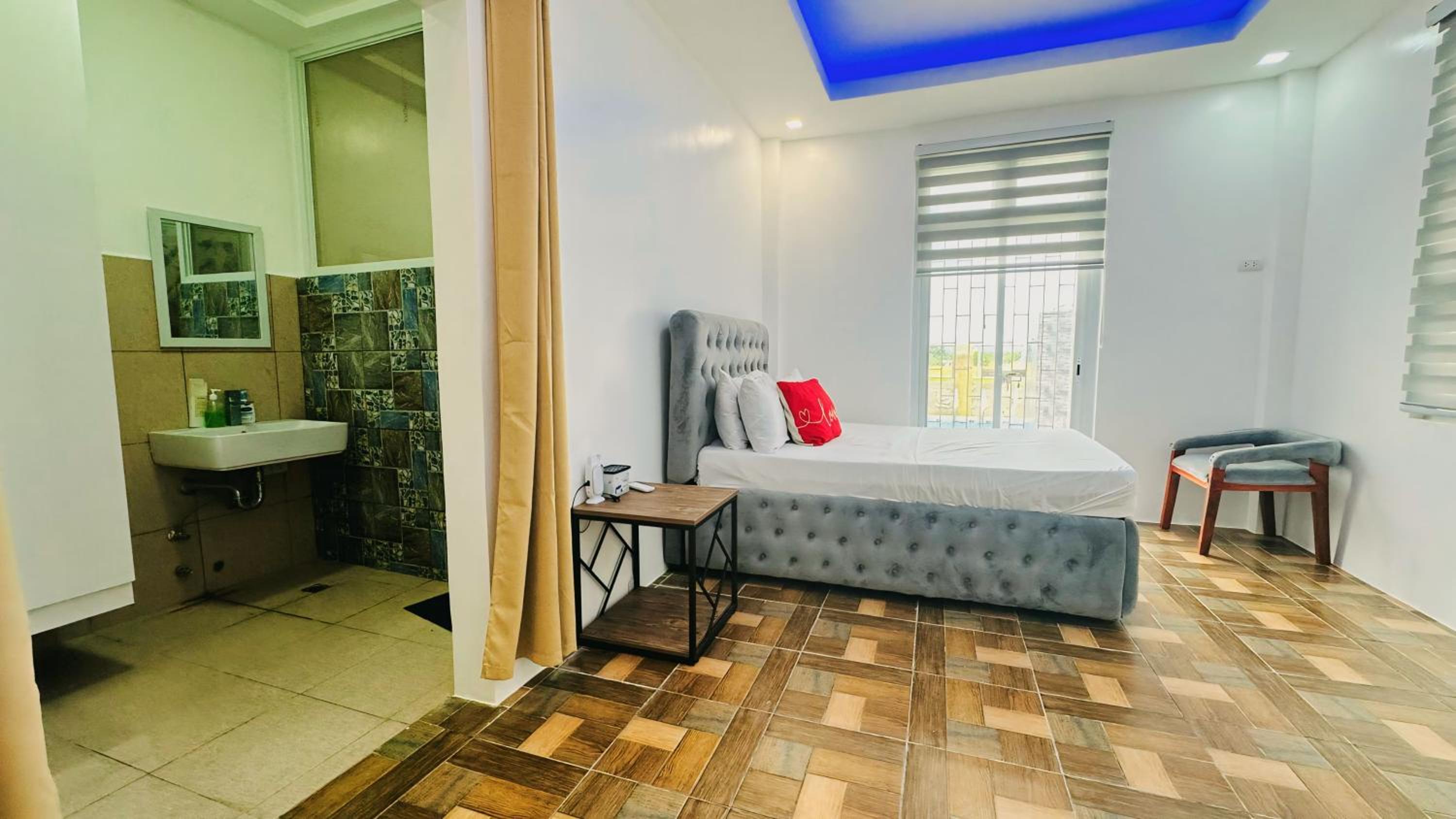 Family Room with Private Bathroom photo 3