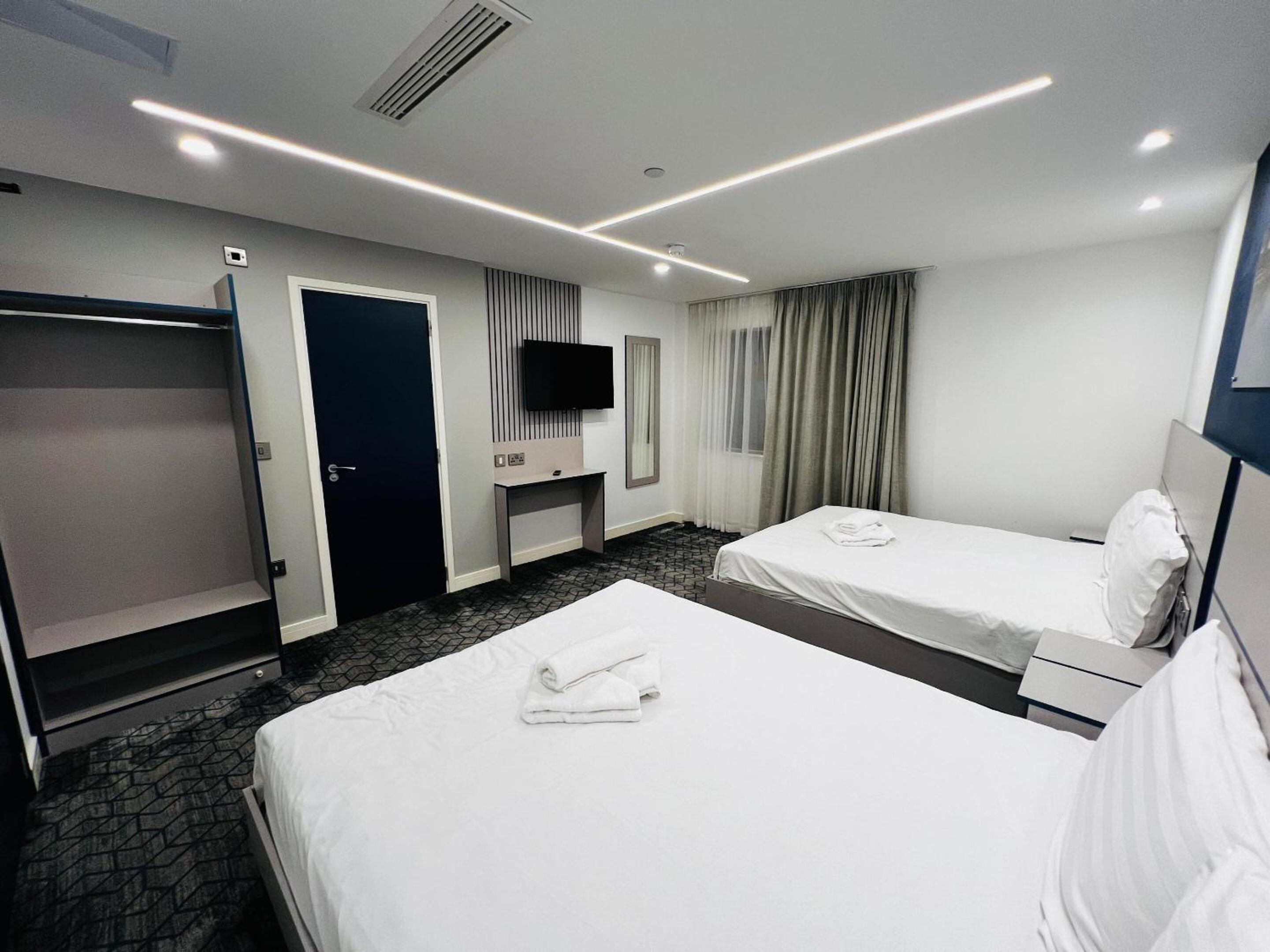 Deluxe Quadruple Room - Photo 4