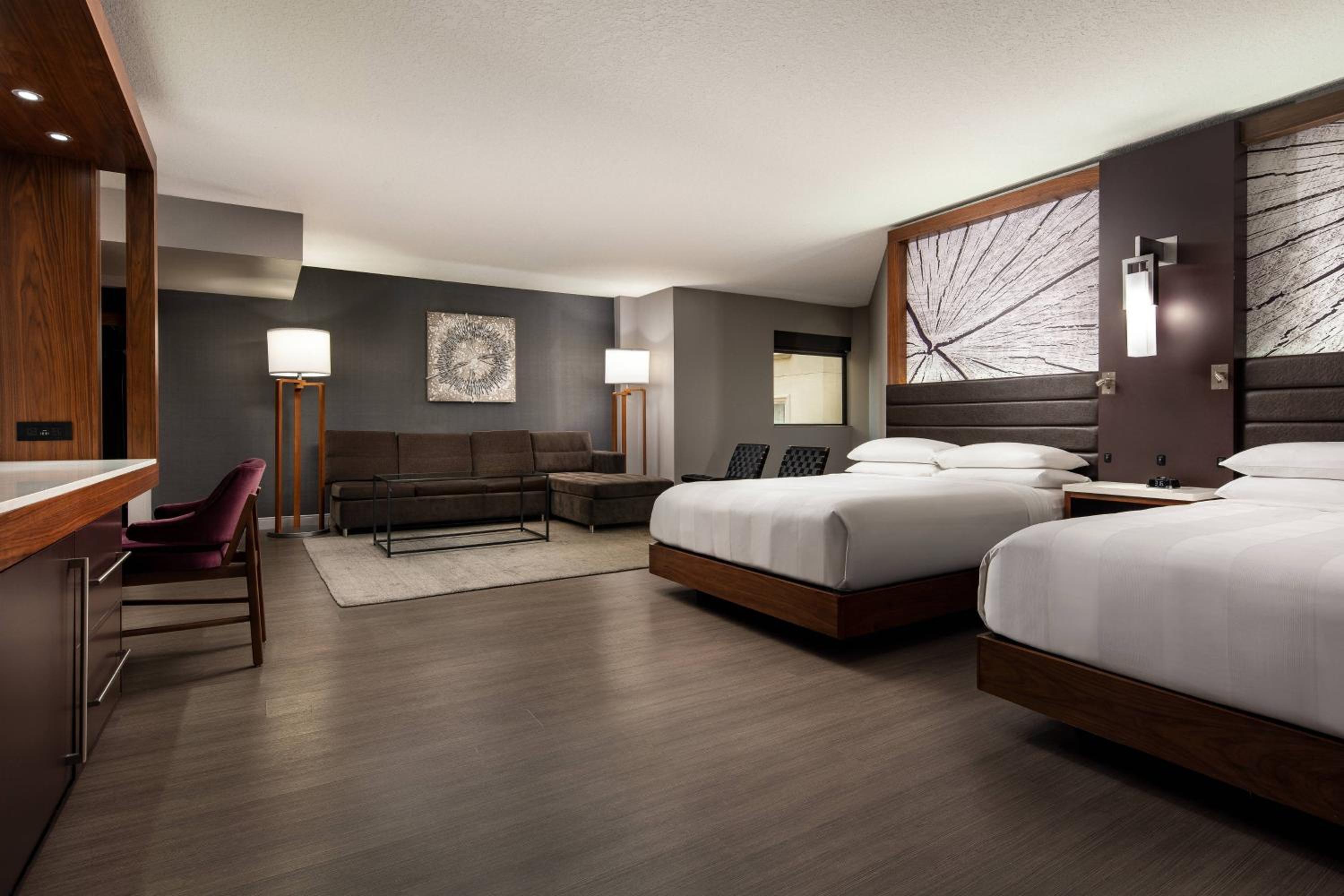 Executive Queen Suite with Two Queen Beds - Photo 3