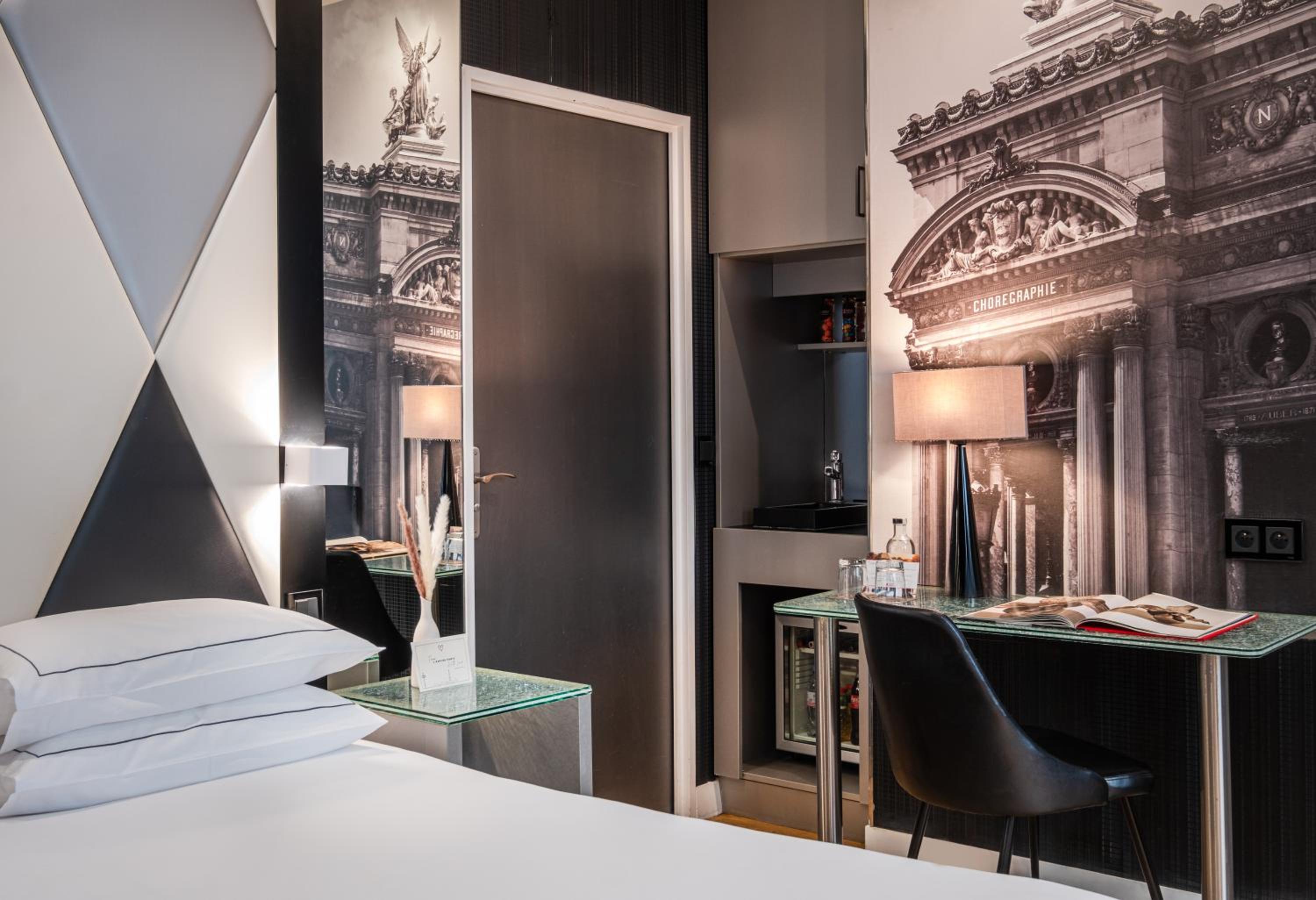L'Empire Paris - Louvre bedroom photo