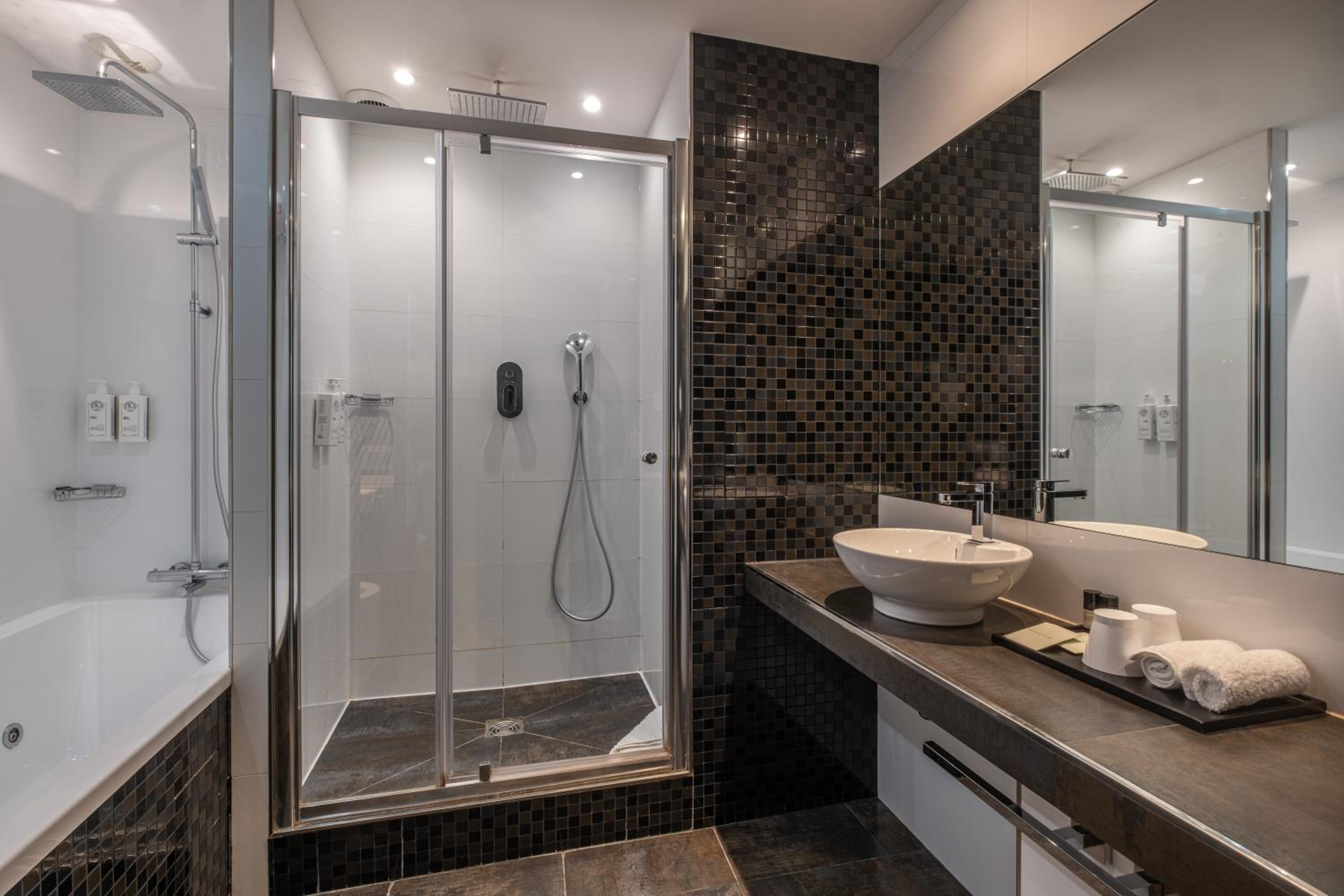 Bonaparte Suite with Balneotherapy Bath thumbnail 6