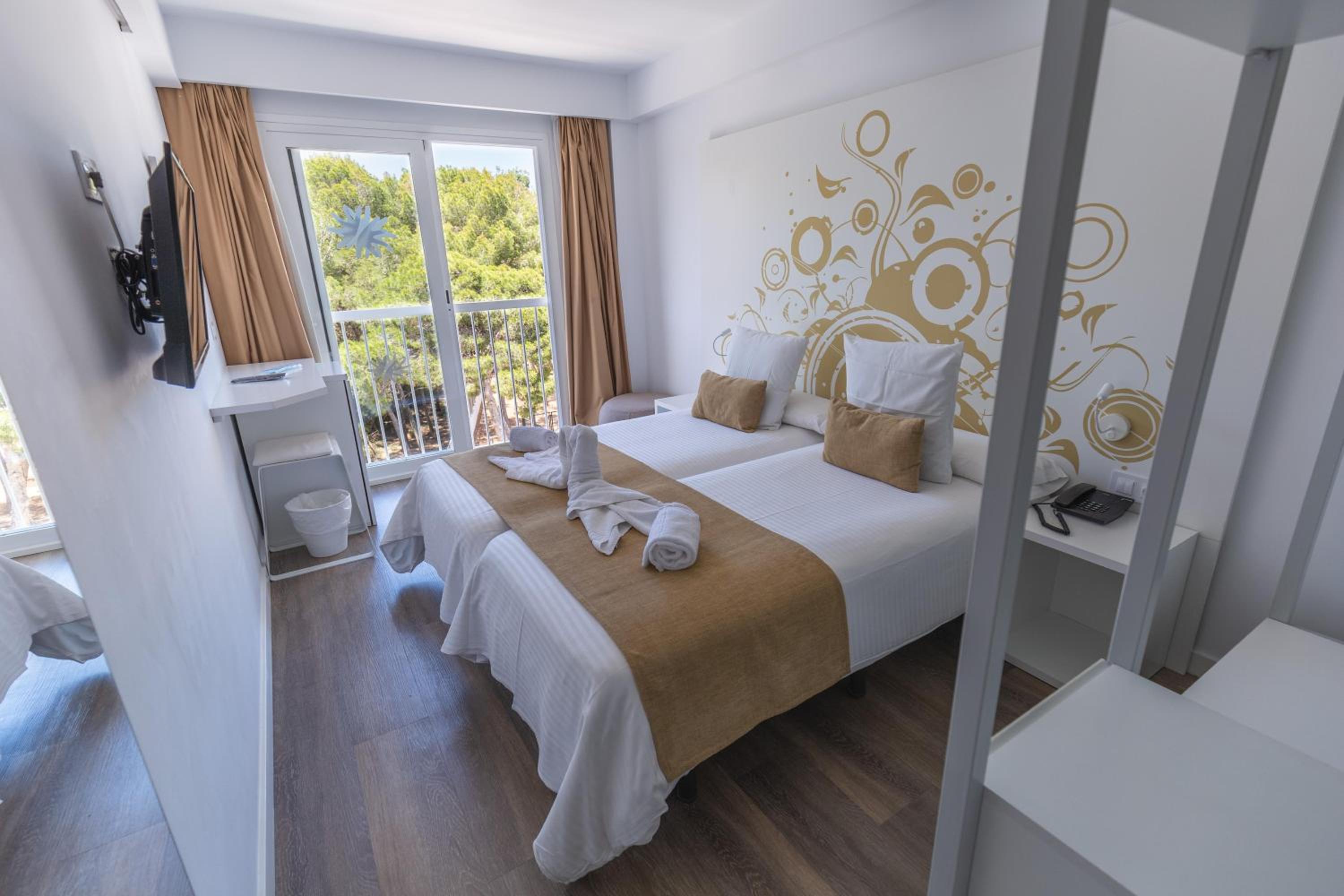 Standard Double or Twin Room photo 3