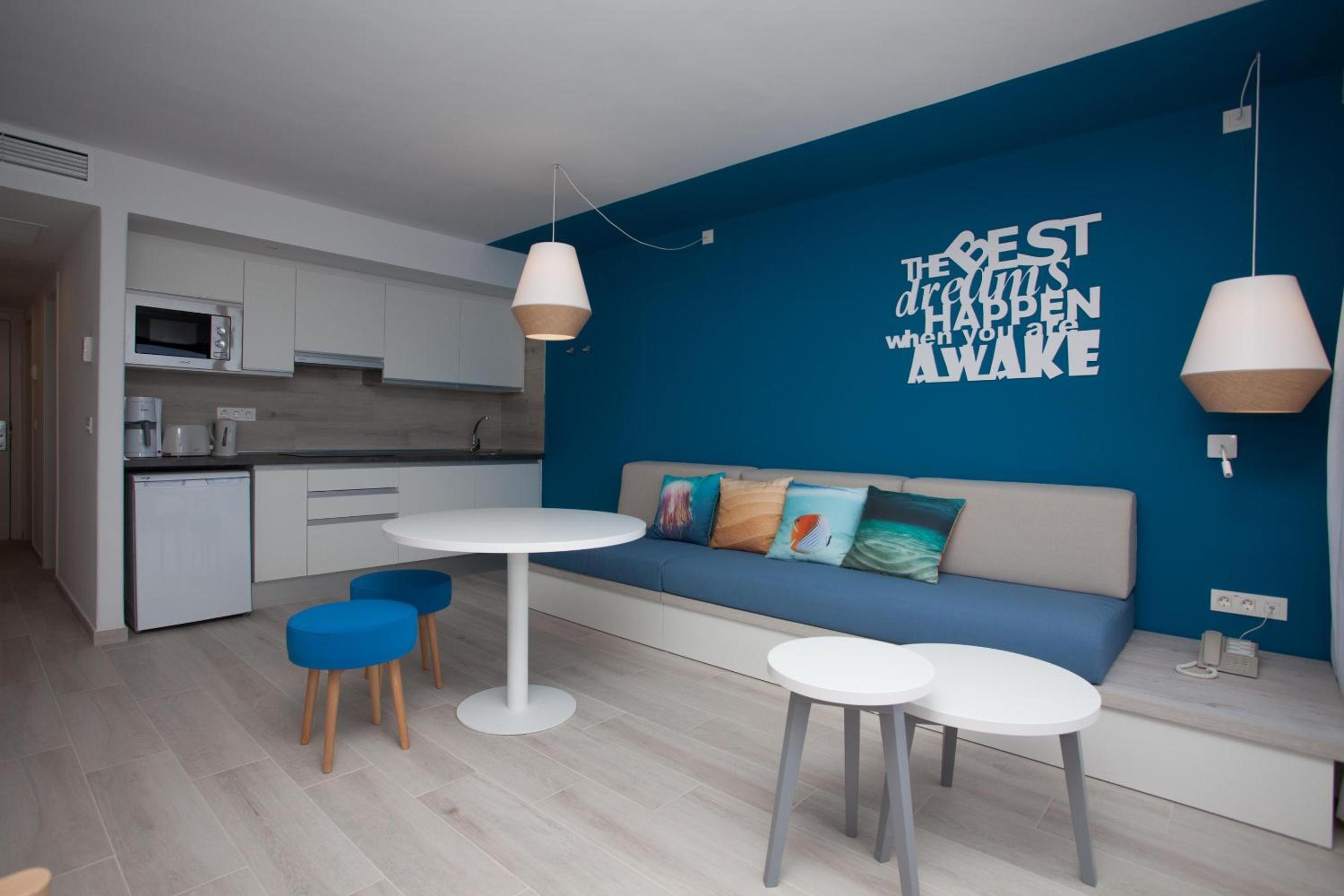 Two-Bedroom Apartment with Sea View (4 Adults)