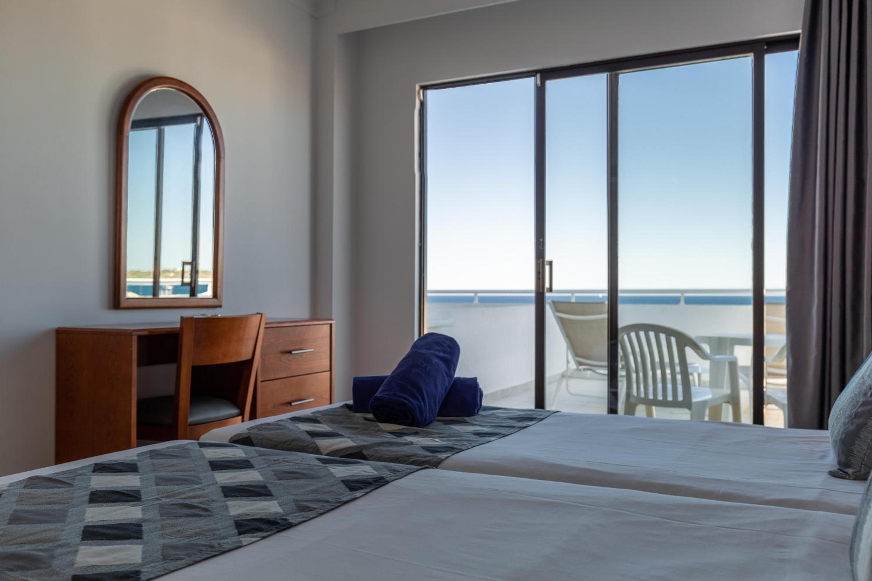 Twin Room with Extra Bed photo 2
